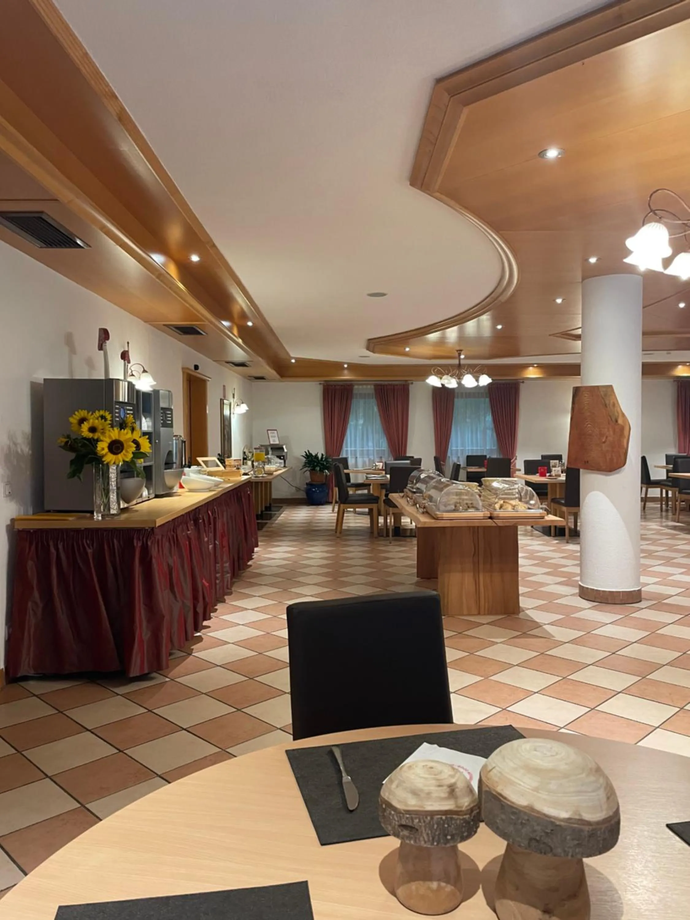 Restaurant/places to eat in Hotel Larch