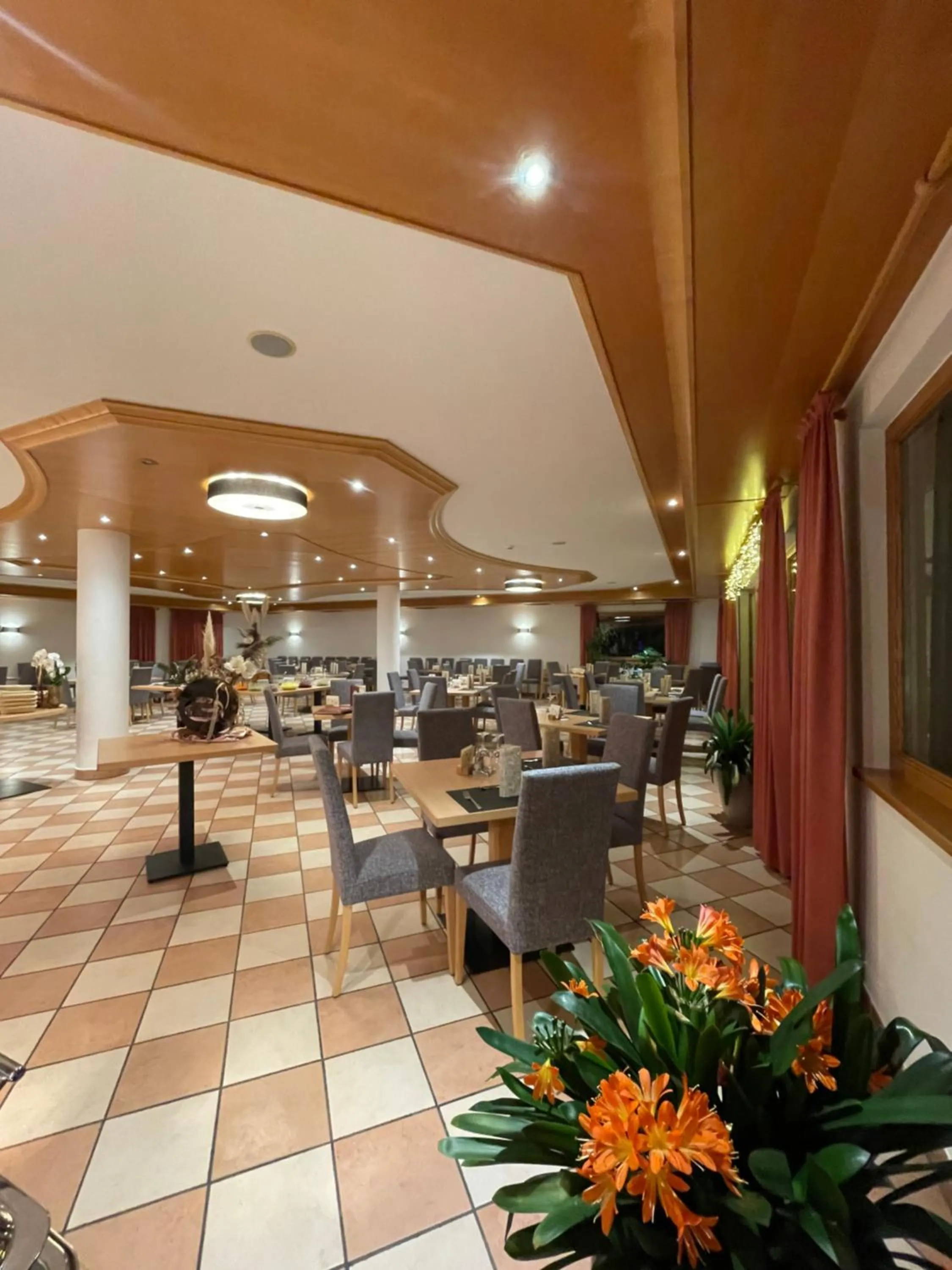 Restaurant/places to eat in Hotel Larch