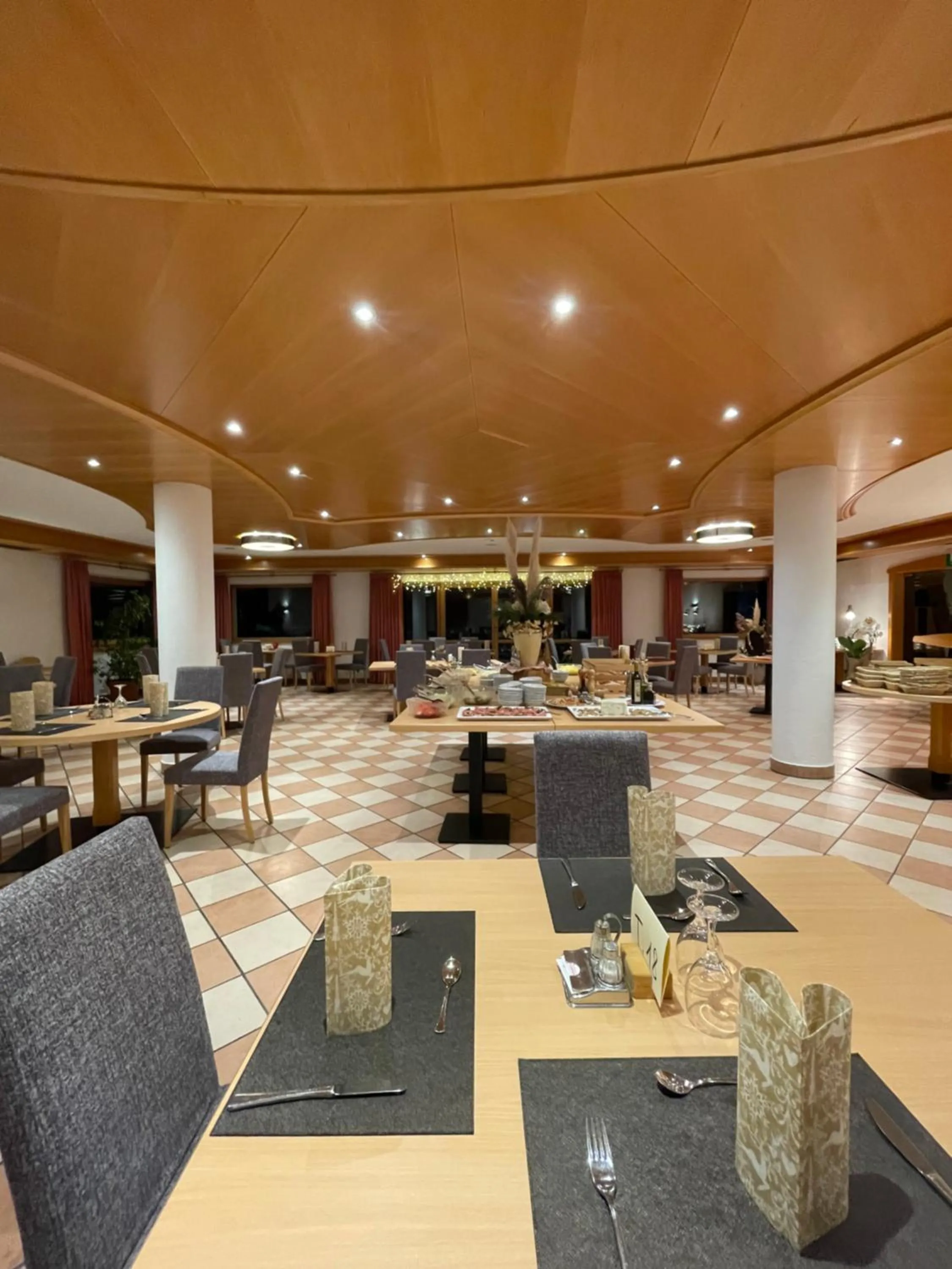 Restaurant/places to eat in Hotel Larch