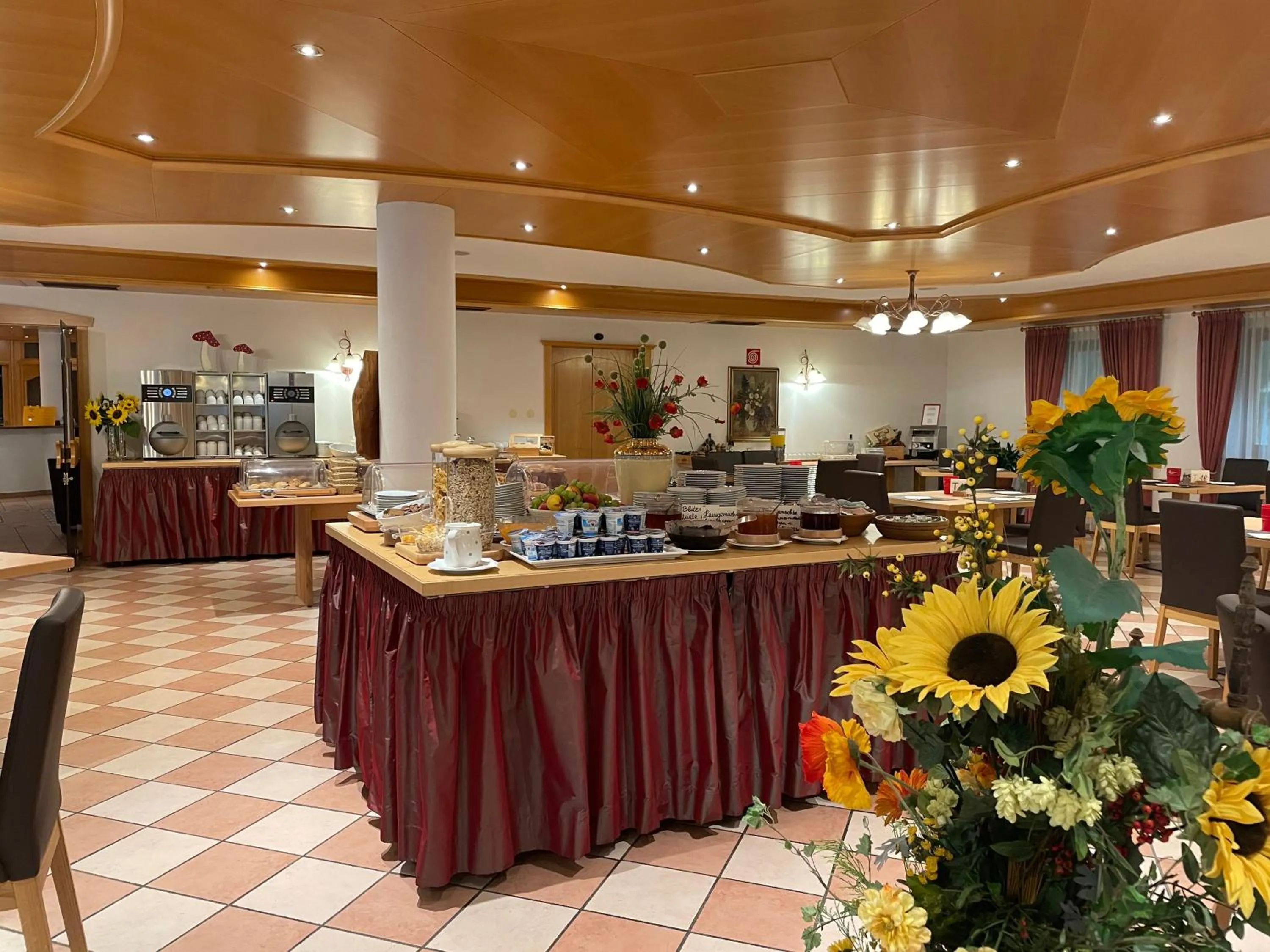 Restaurant/places to eat in Hotel Larch