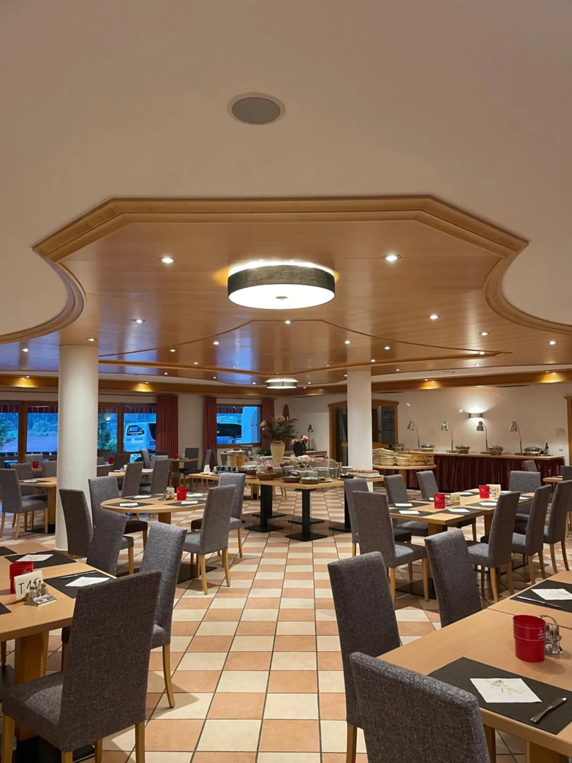 Restaurant/places to eat in Hotel Larch