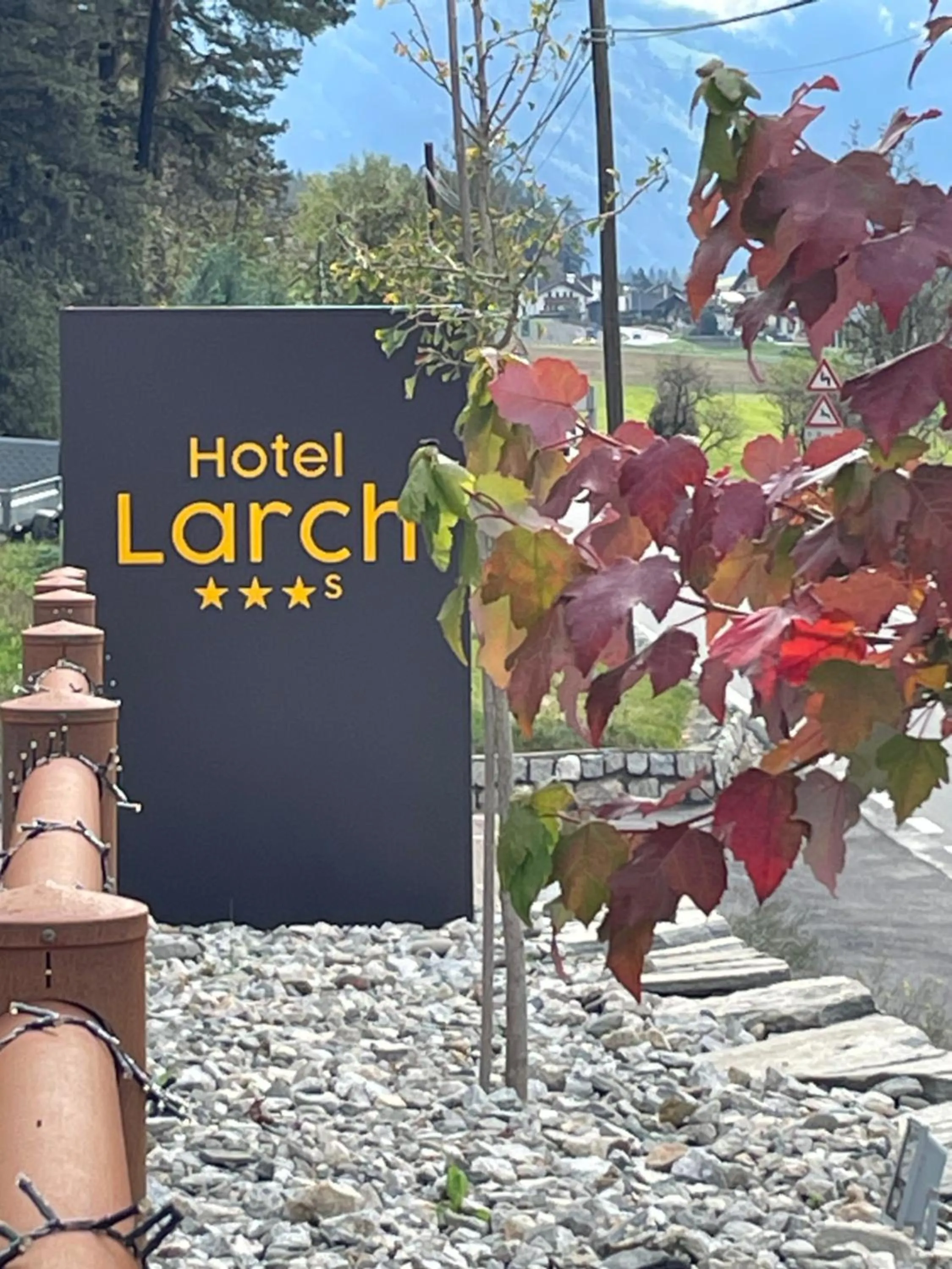 Text overlay in Hotel Larch