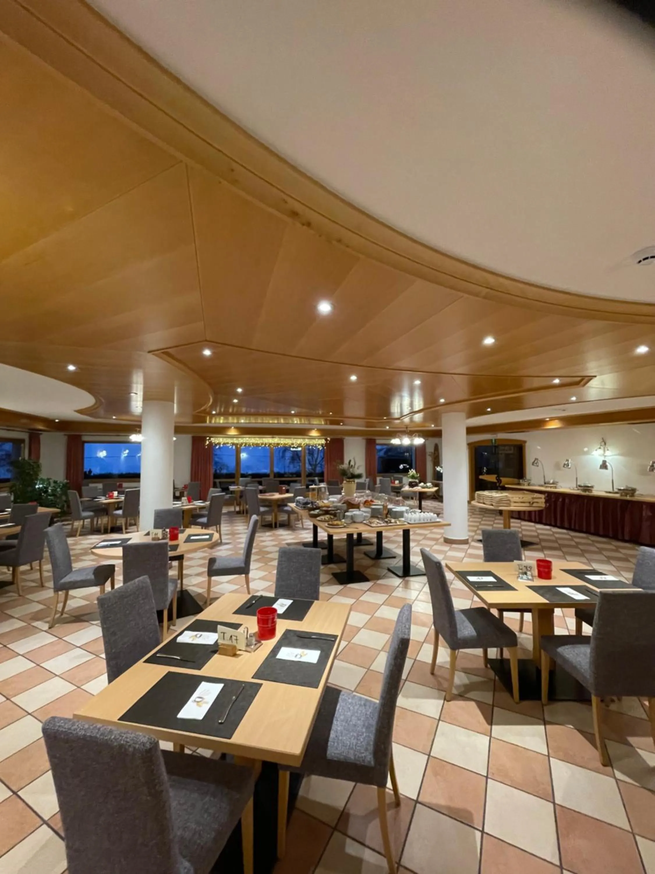 Restaurant/places to eat in Hotel Larch