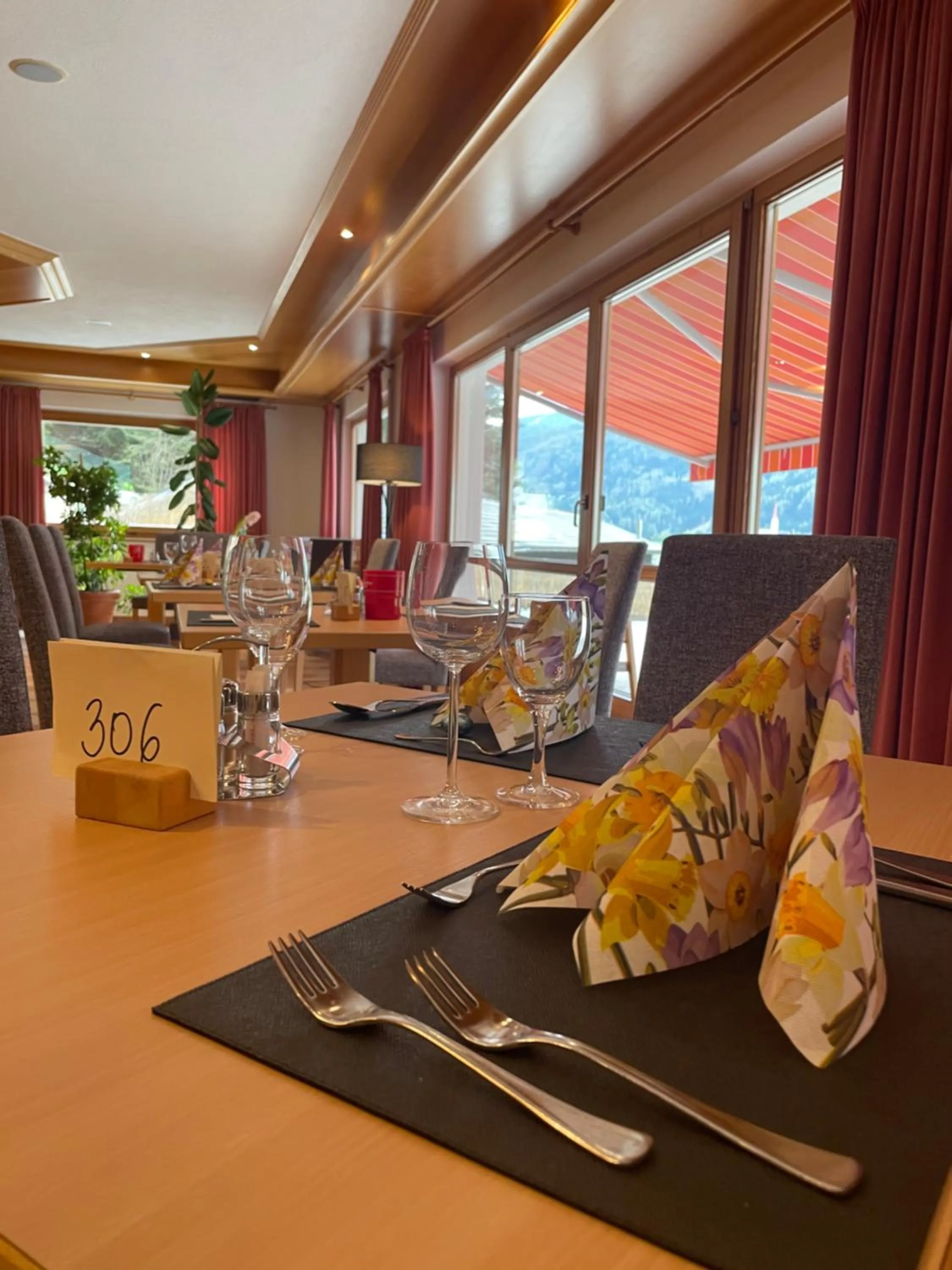 Restaurant/places to eat in Hotel Larch