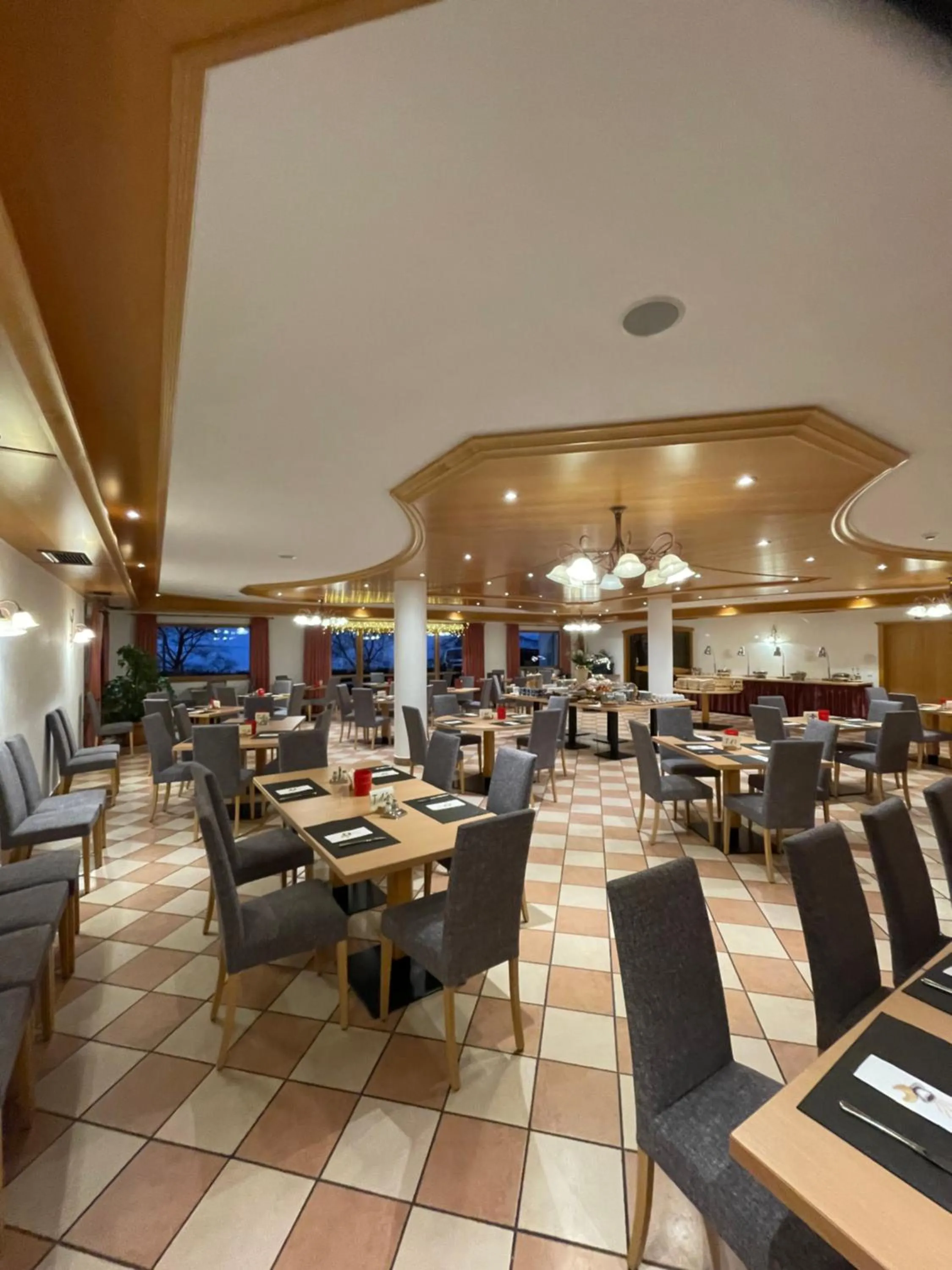 Restaurant/places to eat in Hotel Larch