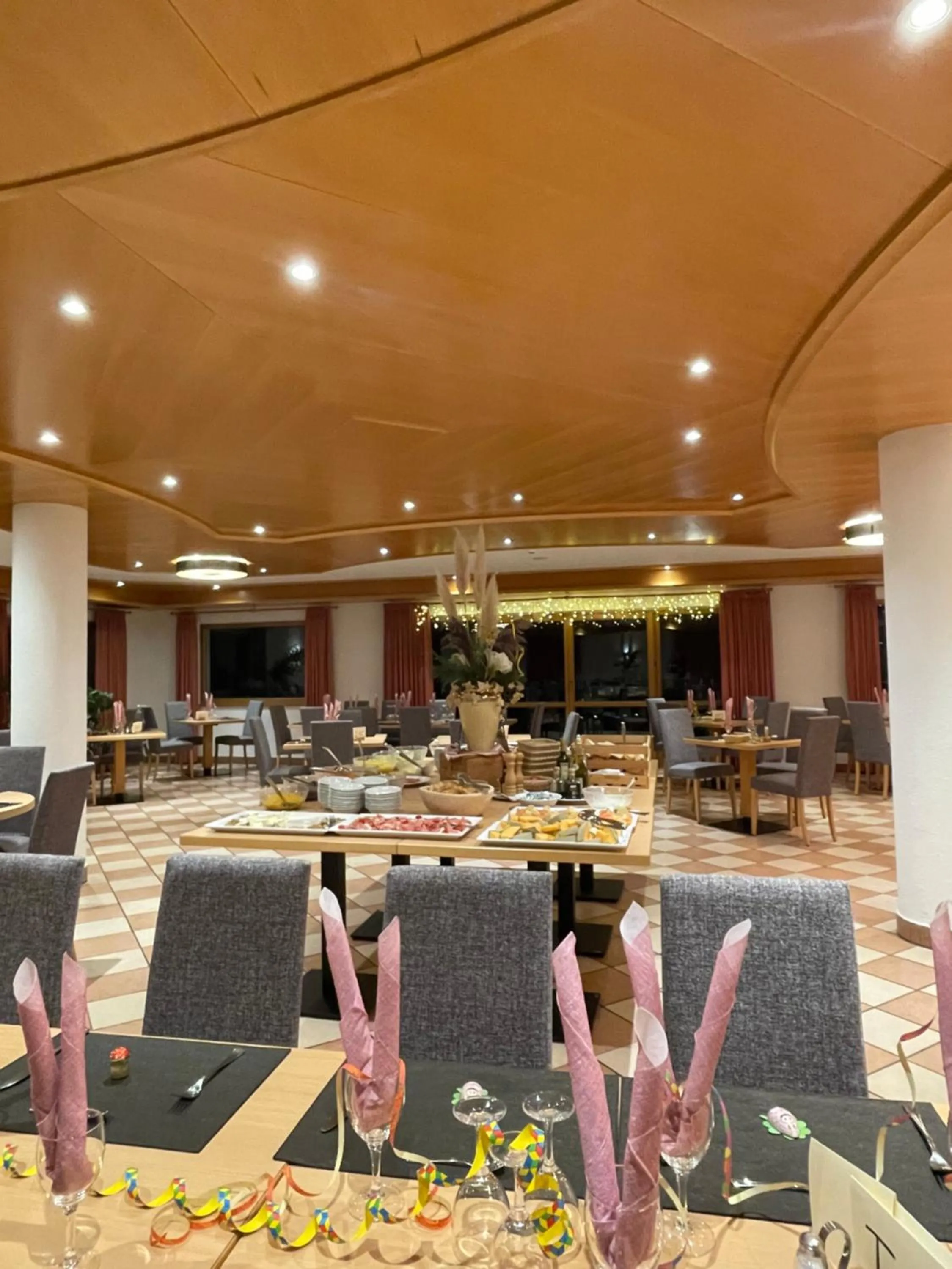 Restaurant/places to eat in Hotel Larch