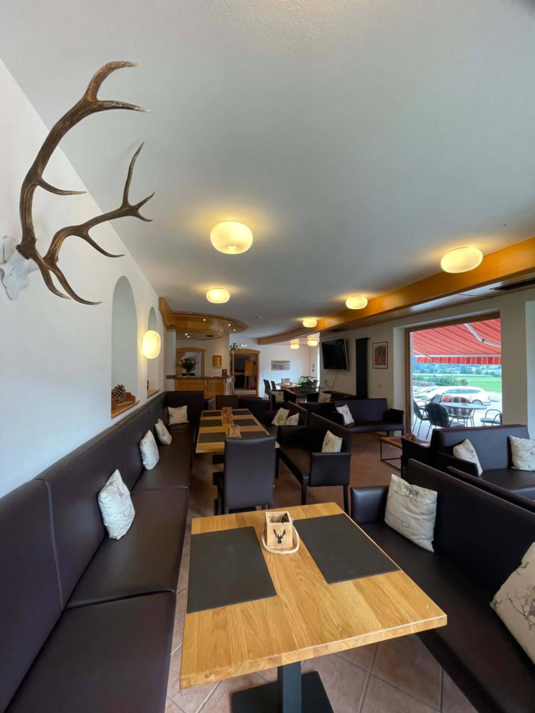 Communal lounge/ TV room in Hotel Larch