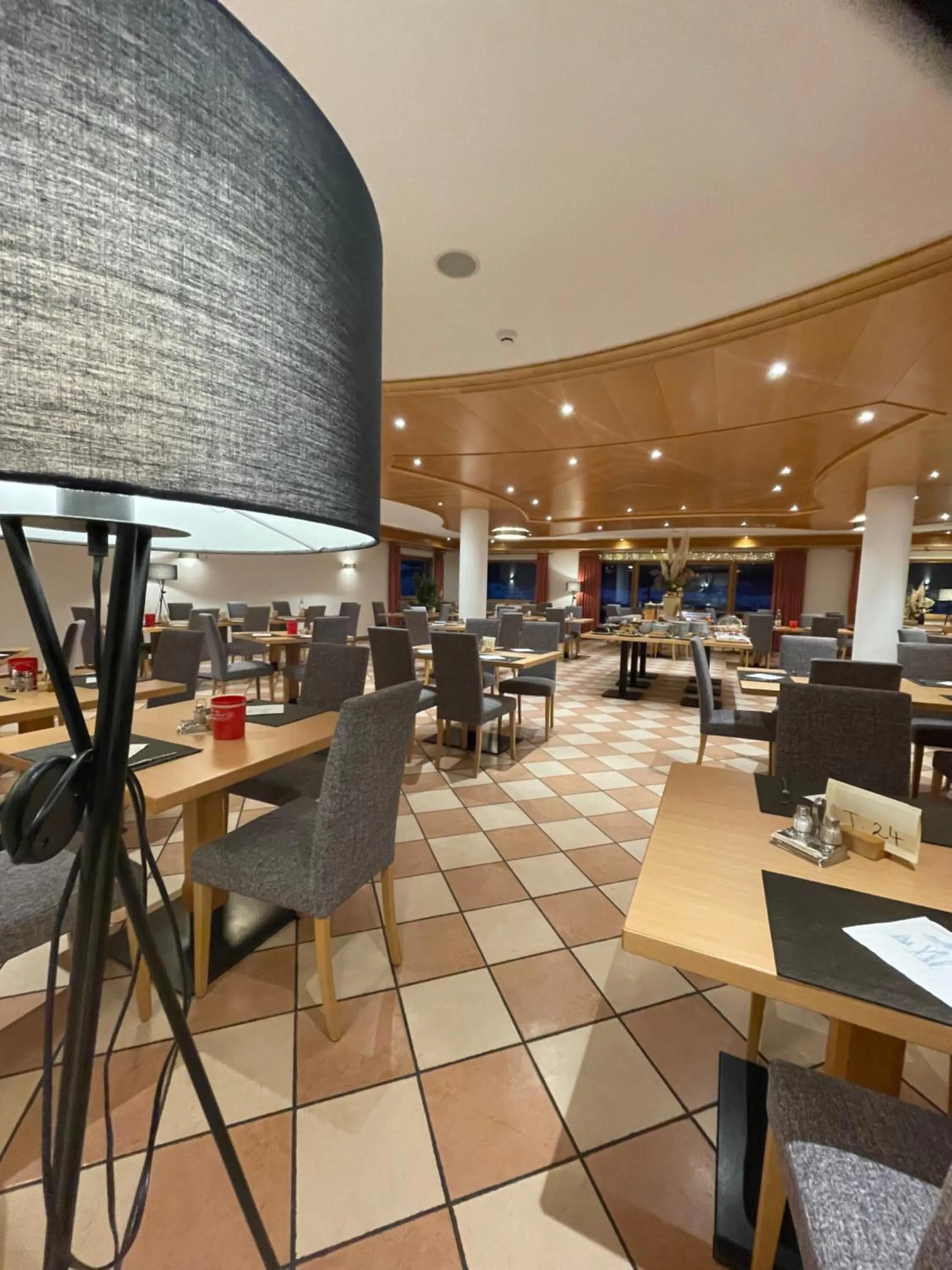 Restaurant/places to eat in Hotel Larch