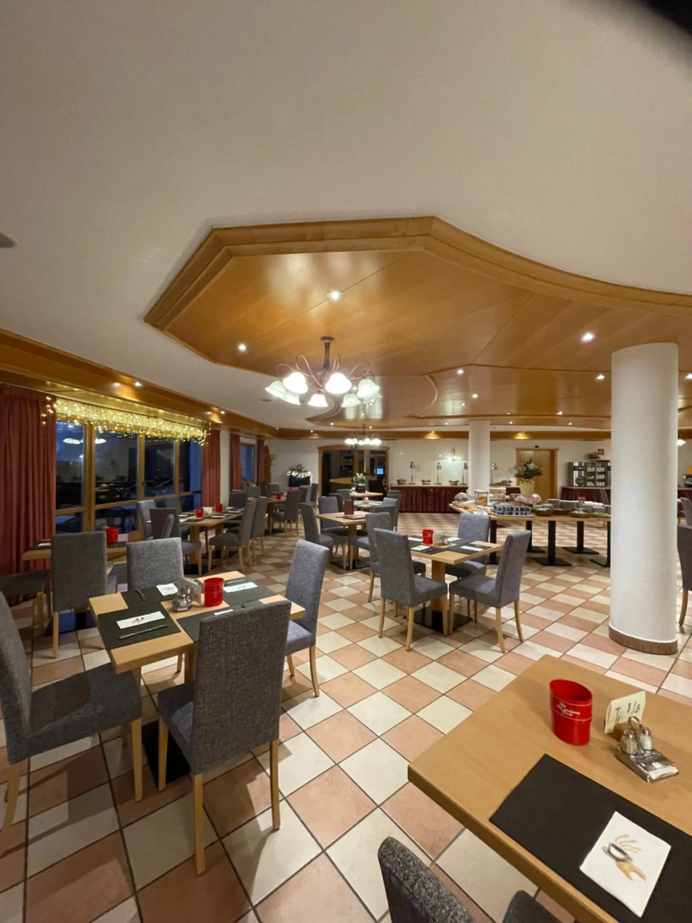 Restaurant/places to eat in Hotel Larch