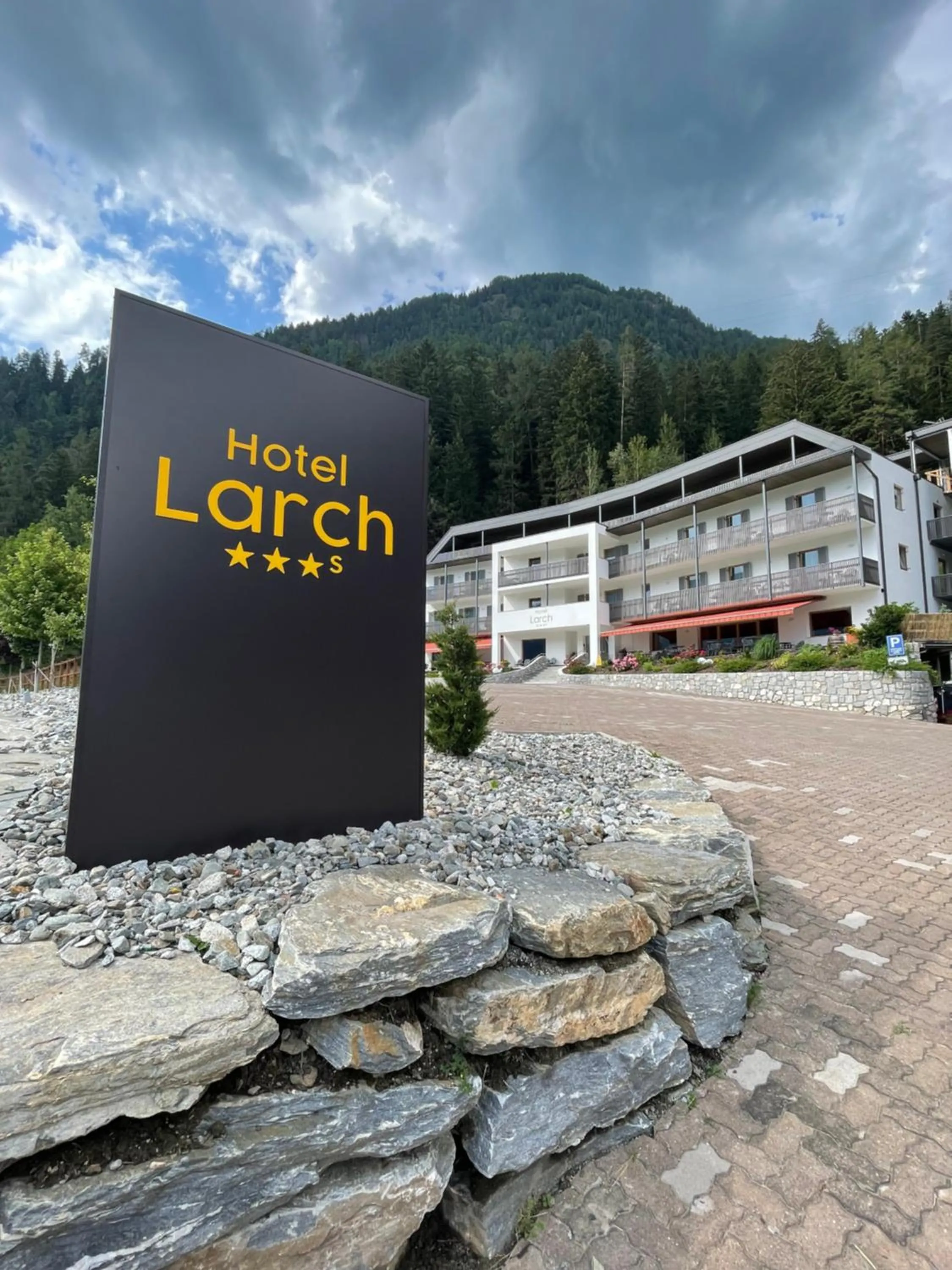 Logo/Certificate/Sign in Hotel Larch