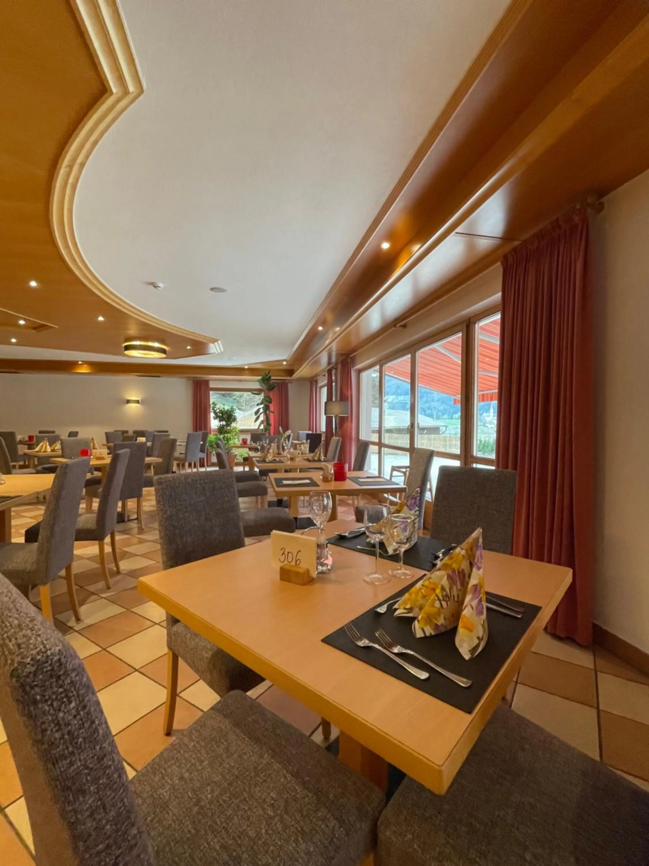 Restaurant/places to eat in Hotel Larch