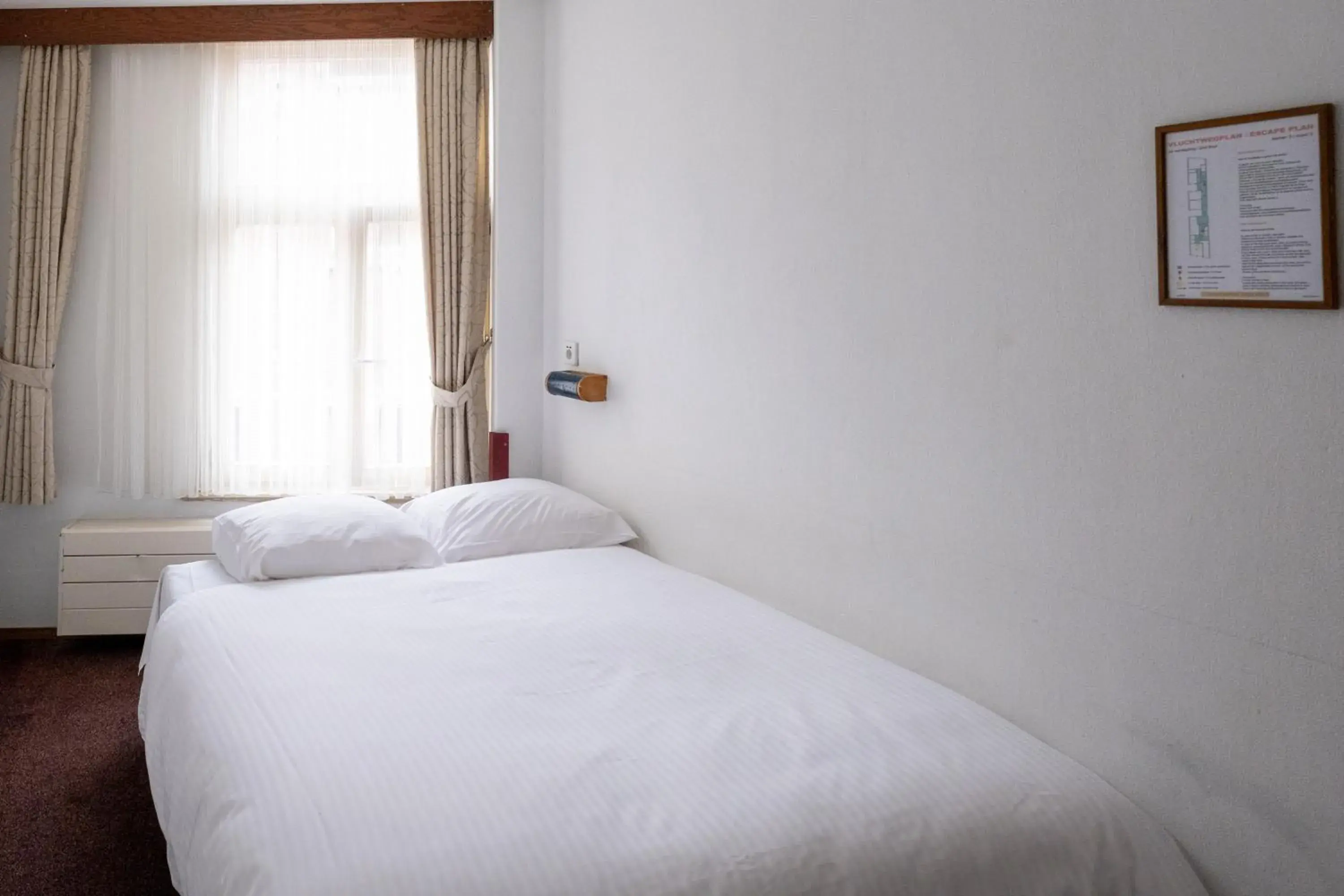 Double Room with Shared Bathroom in Hotel Ben Centre Double Room with Shared Bathroom in Hotel Ben Centre