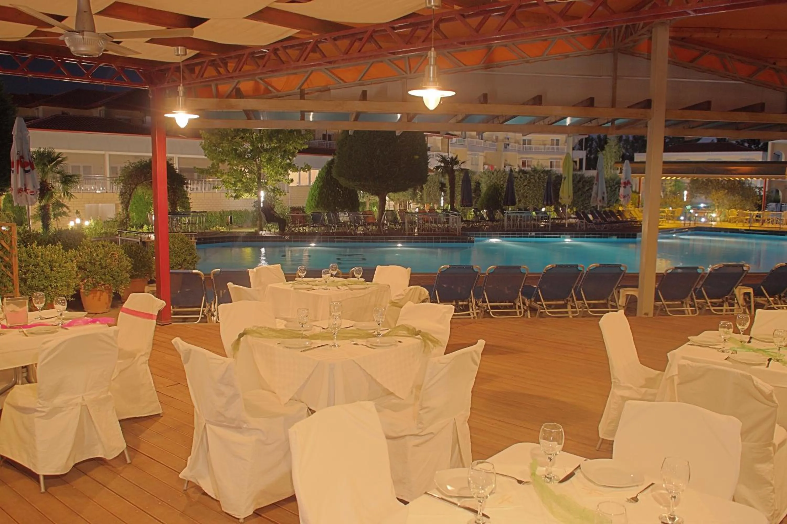 Restaurant/places to eat in Grand Platon Hotel