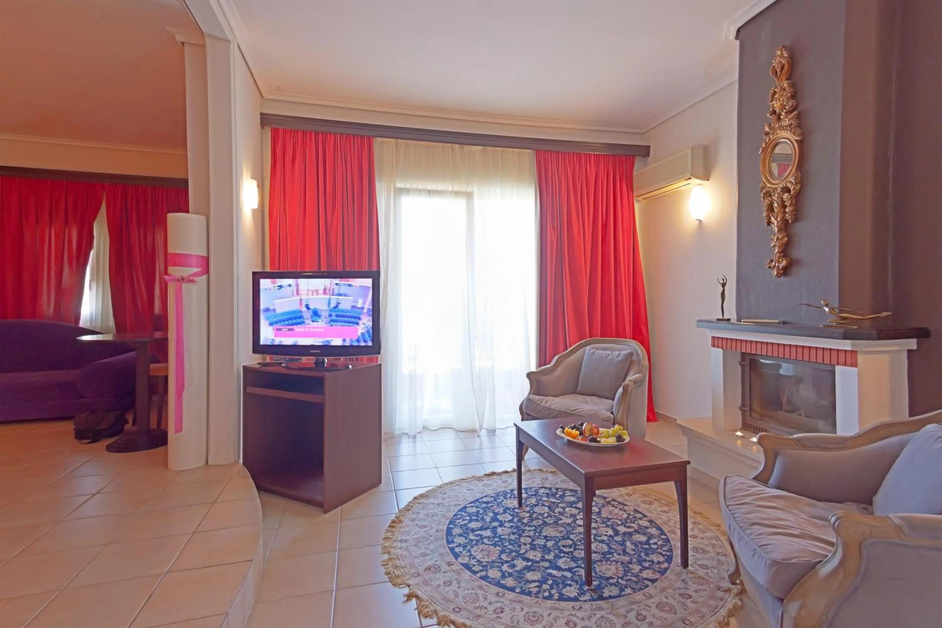 Seating area, Bed in Grand Platon Hotel