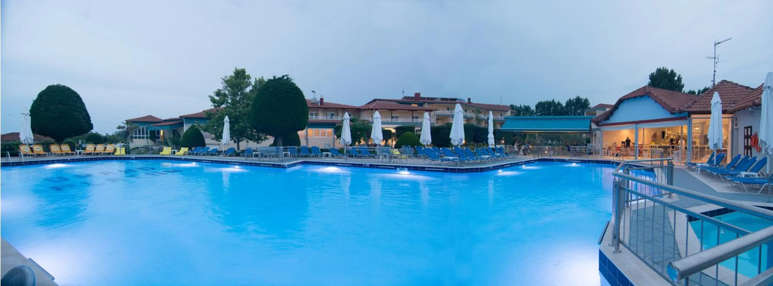 Swimming pool in Grand Platon Hotel
