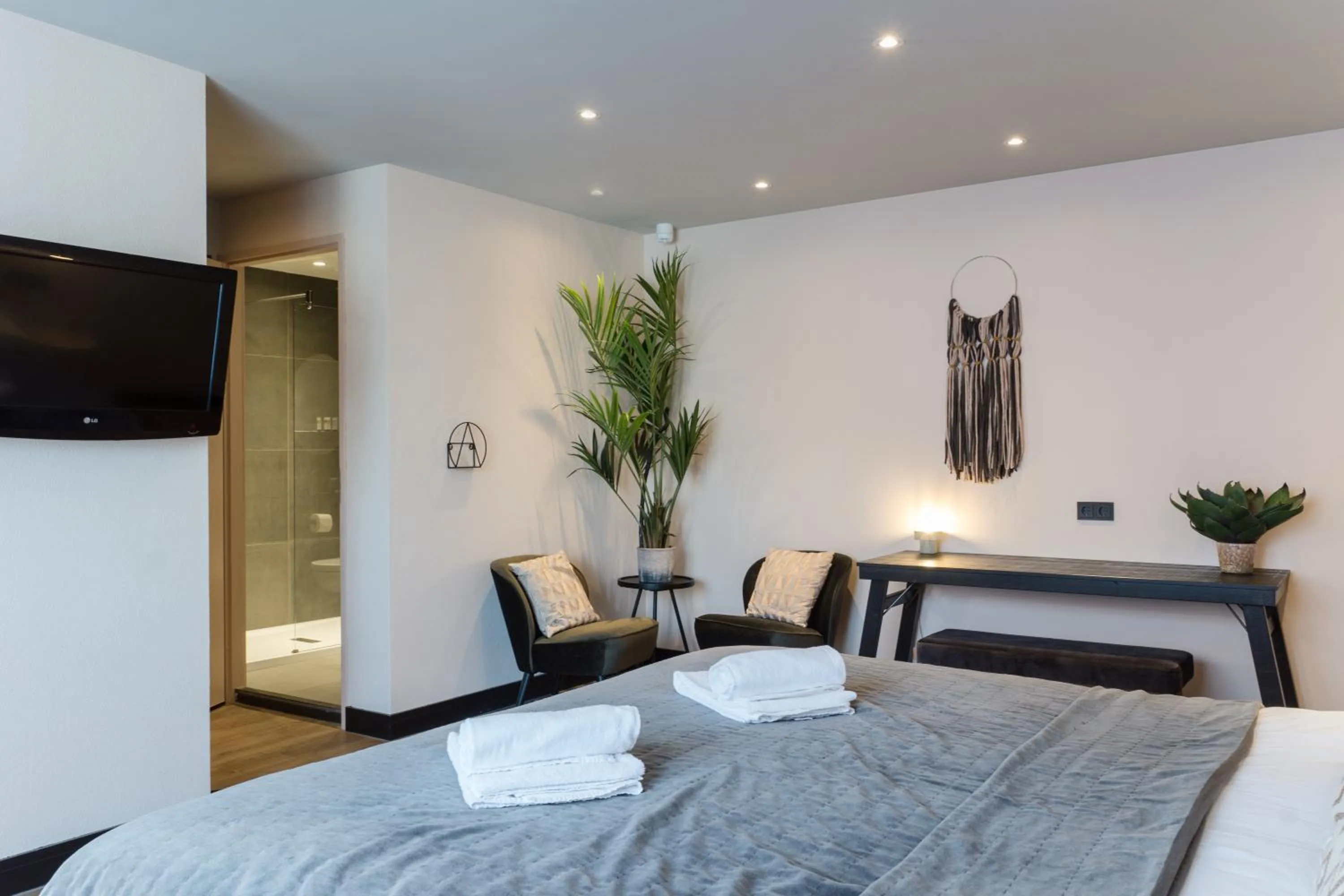 Bathroom, Bed in Boutique Suites Lisse - Keukenhof