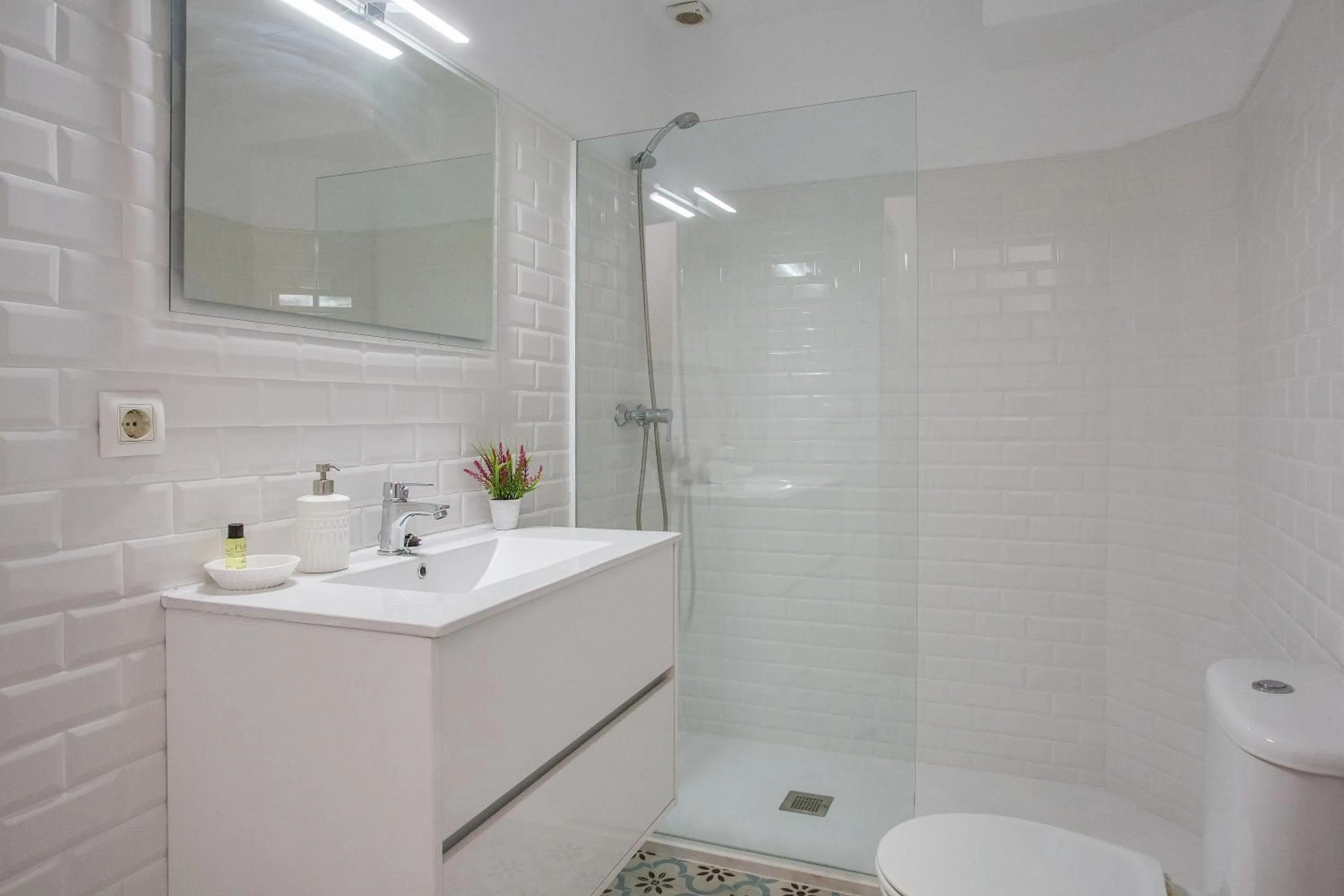 Shower in Flateli Cort Reial