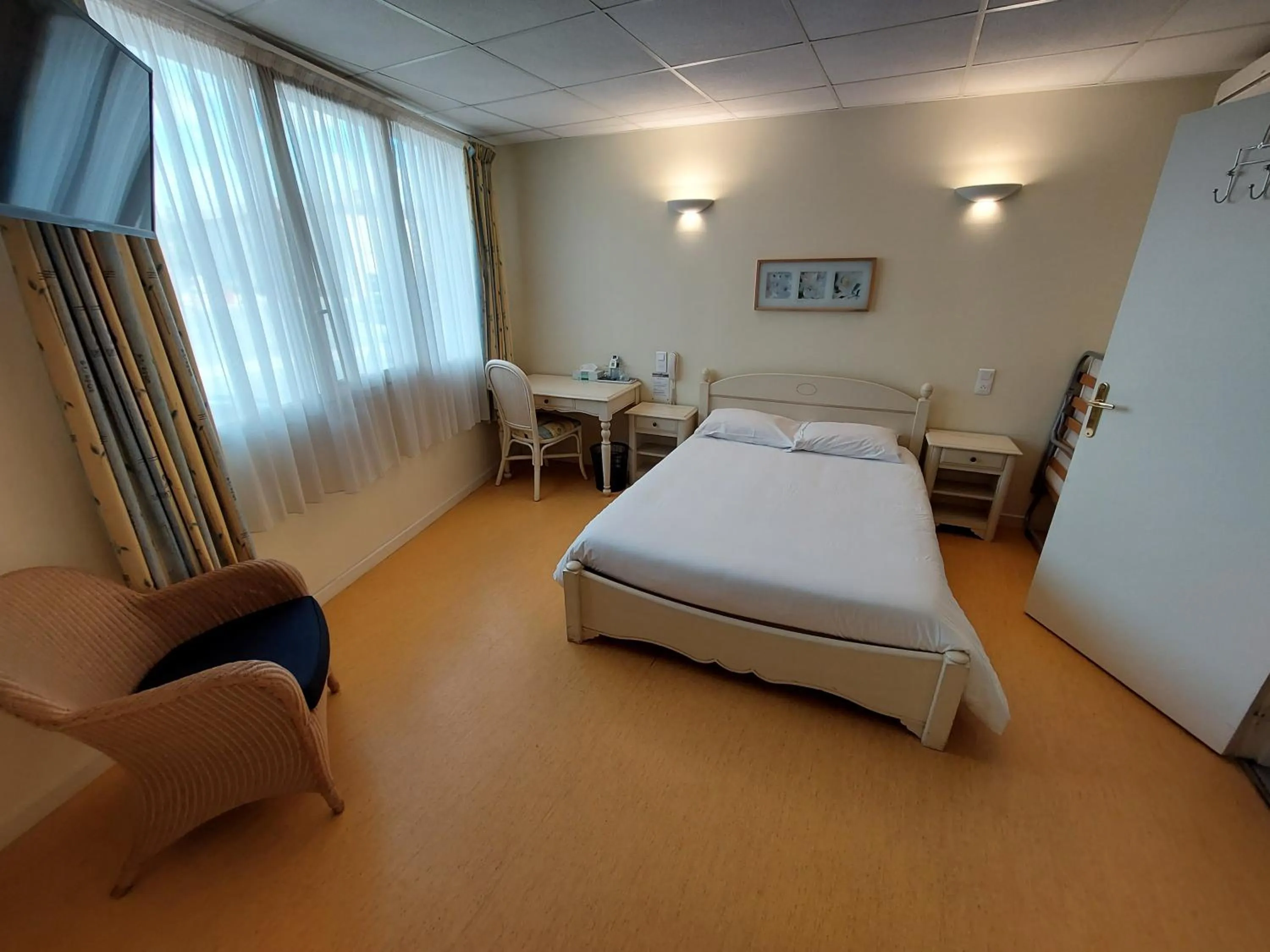 Bedroom, Bed in Logis Hotels - Le relais des deux vallées - Hôtel et restaurant