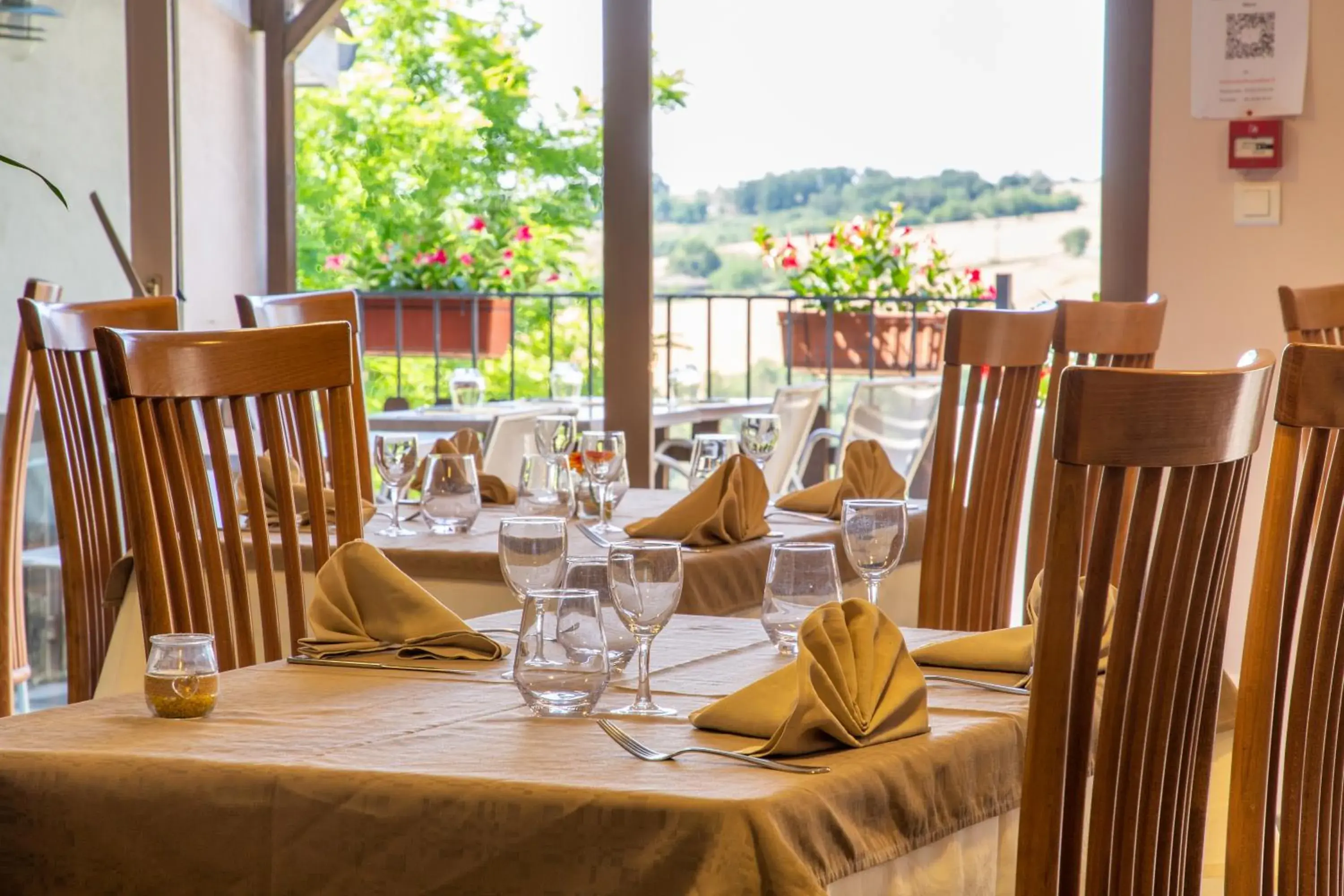Restaurant/places to eat in Logis Hotels - Le relais des deux vallées - Hôtel et restaurant Restaurant/places to eat in Logis Hotels - Le relais des deux vallées - Hôtel et restaurant