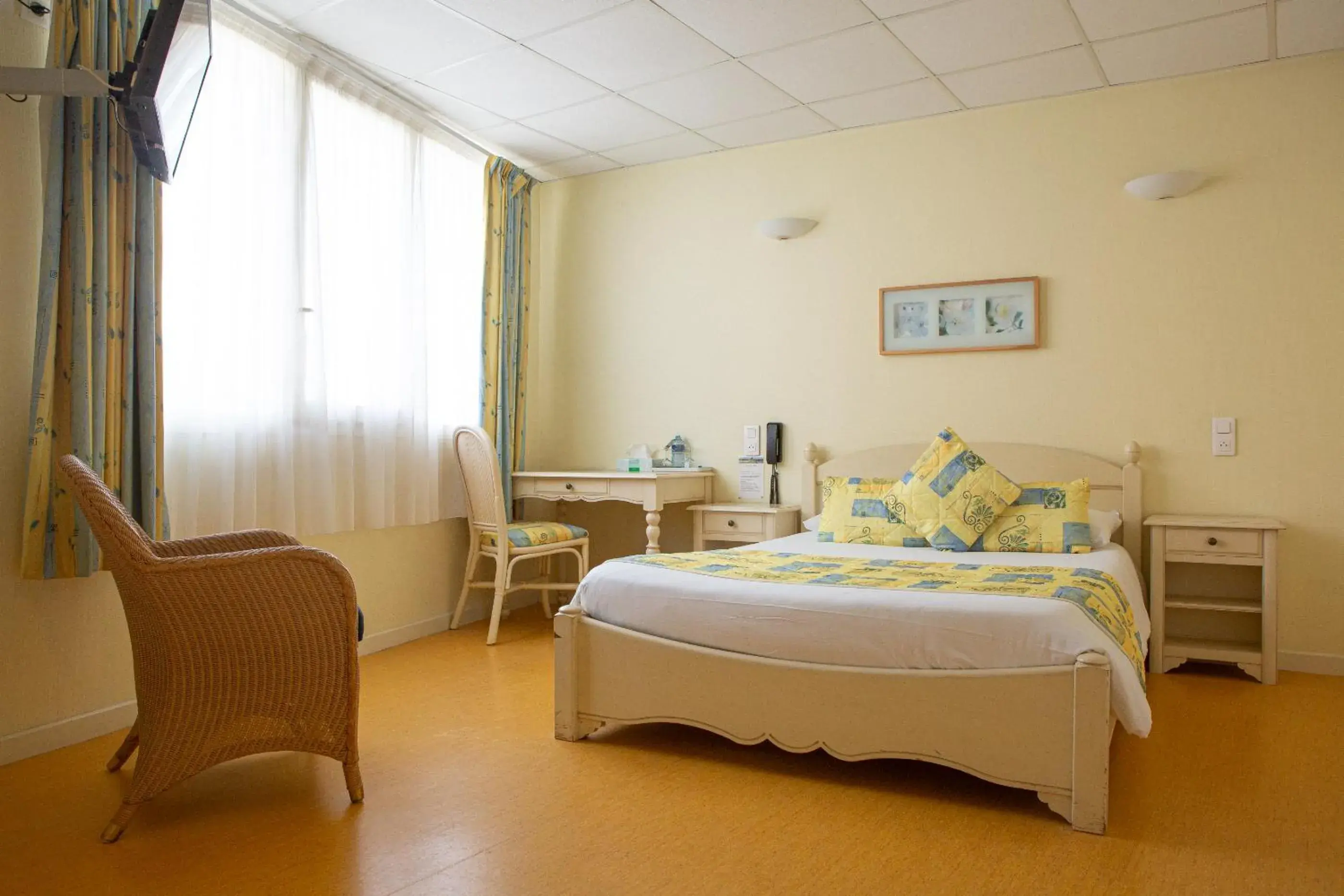 Double Room in Logis Hotels - Le relais des deux vallées - Hôtel et restaurant Double Room in Logis Hotels - Le relais des deux vallées - Hôtel et restaurant