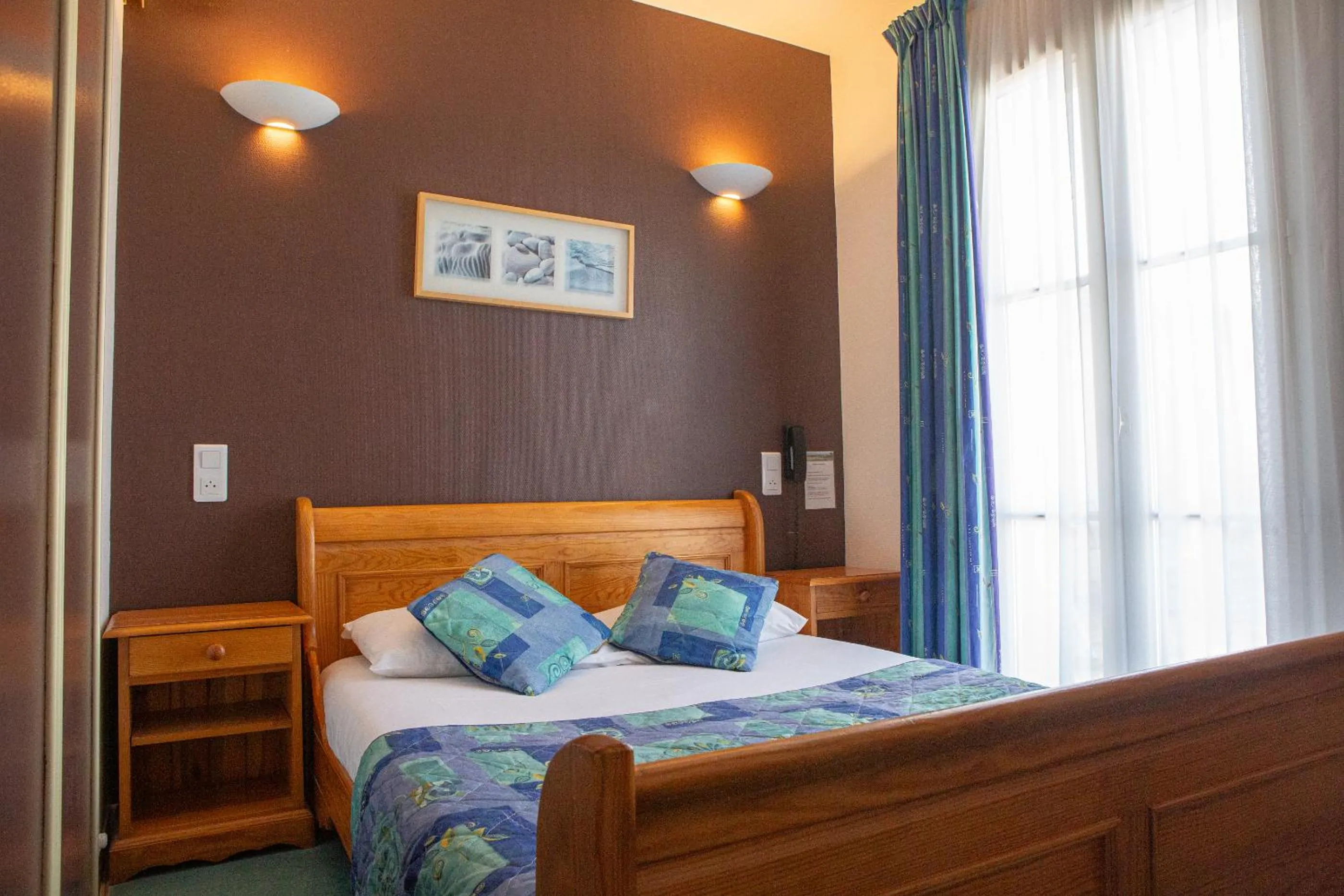 Bed in Logis Hotels - Le relais des deux vallées - Hôtel et restaurant