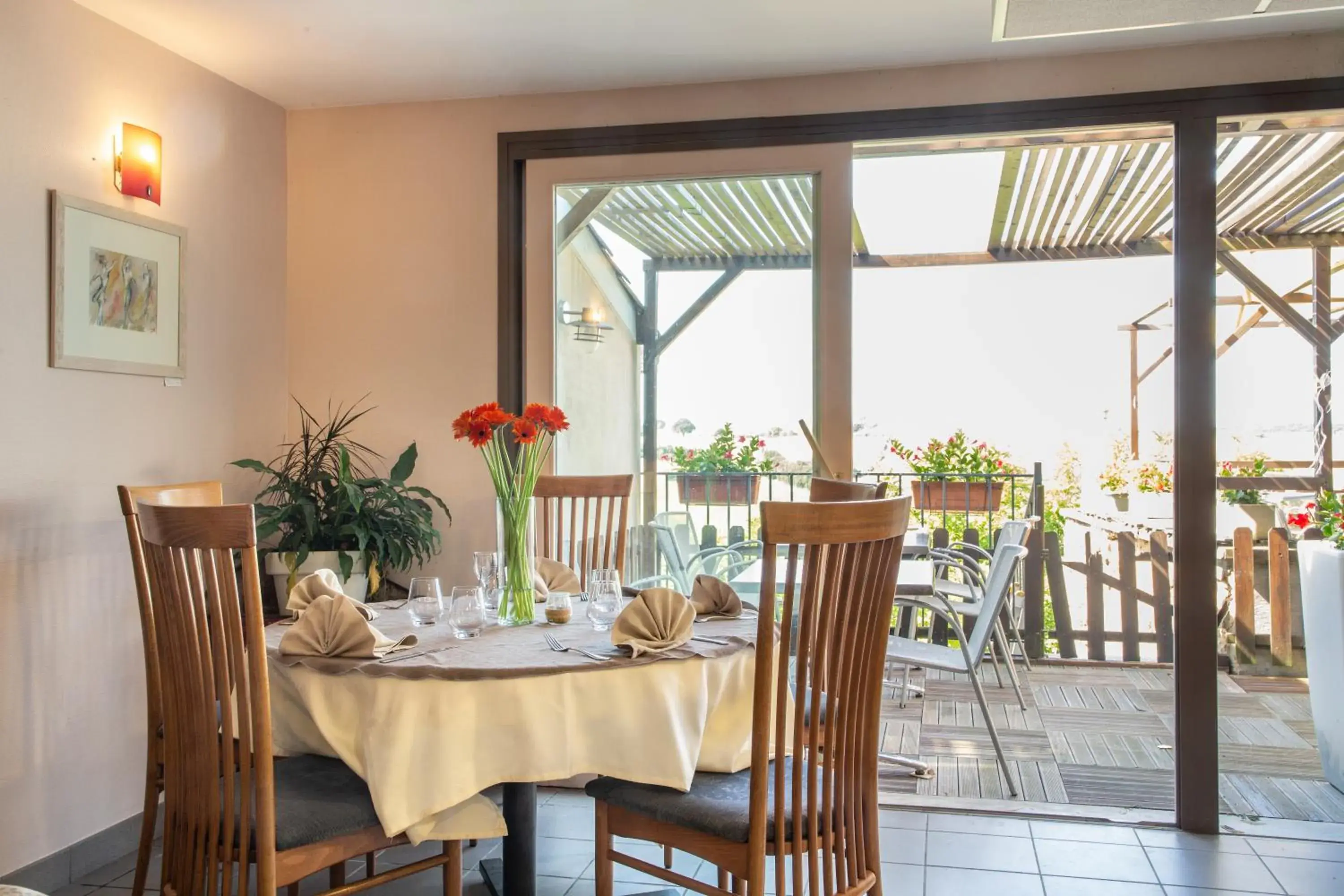 Restaurant/places to eat in Logis Hotels - Le relais des deux vallées - Hôtel et restaurant Restaurant/places to eat in Logis Hotels - Le relais des deux vallées - Hôtel et restaurant