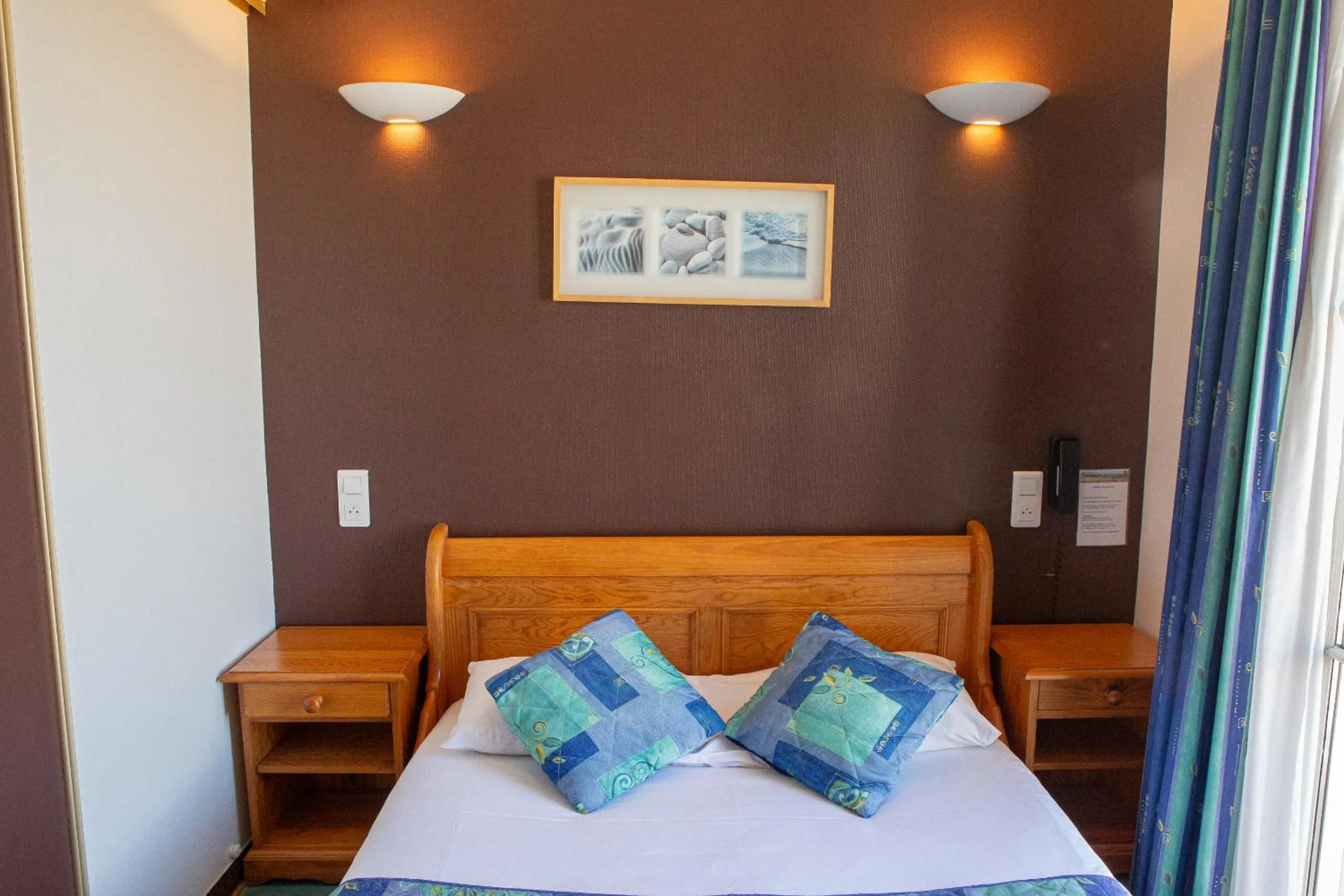 Bed in Logis Hotels - Le relais des deux vallées - Hôtel et restaurant