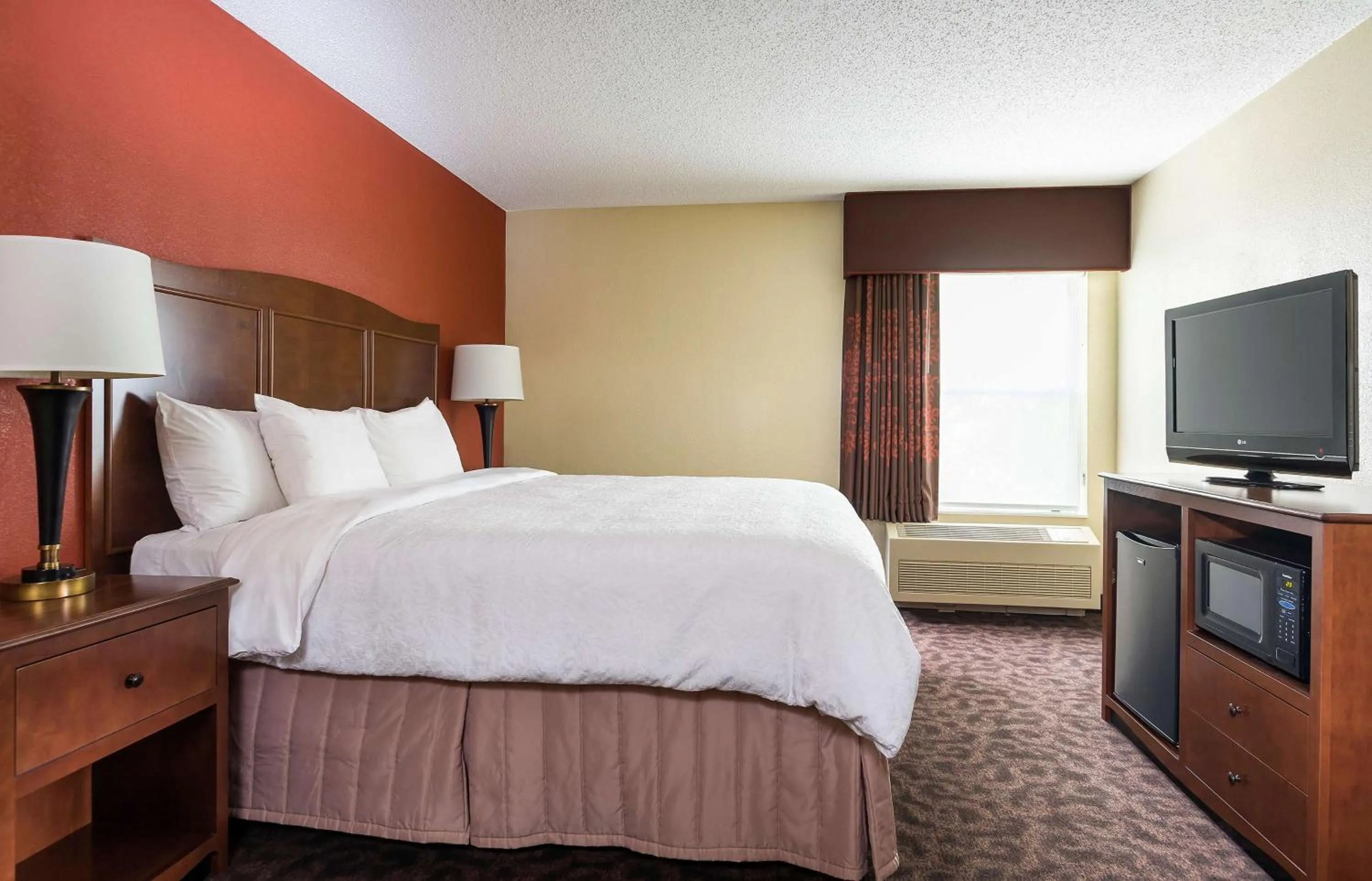Bedroom, Bed in Hampton Inn Mansfield/Ontario