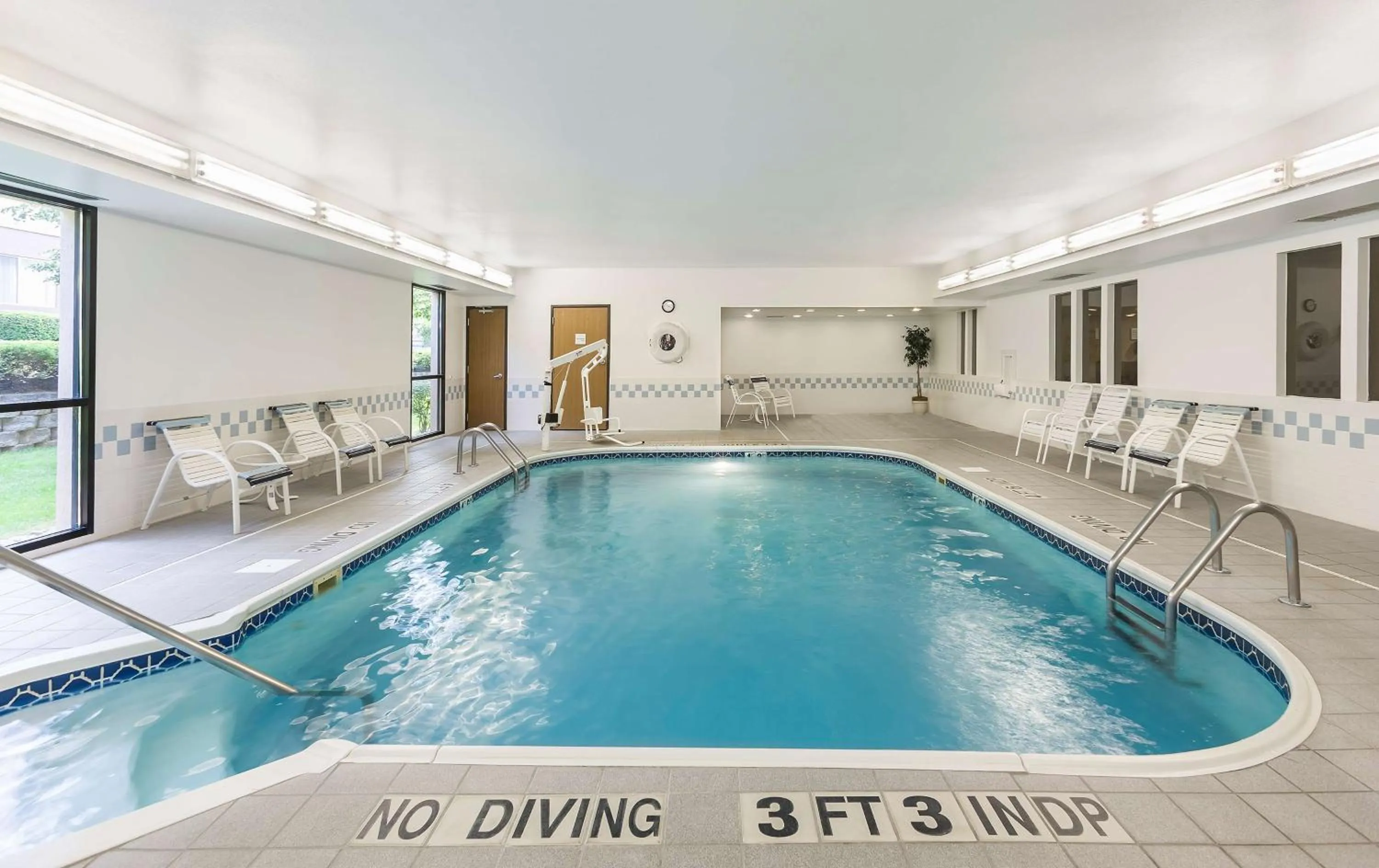 Pool view in Hampton Inn Mansfield/Ontario