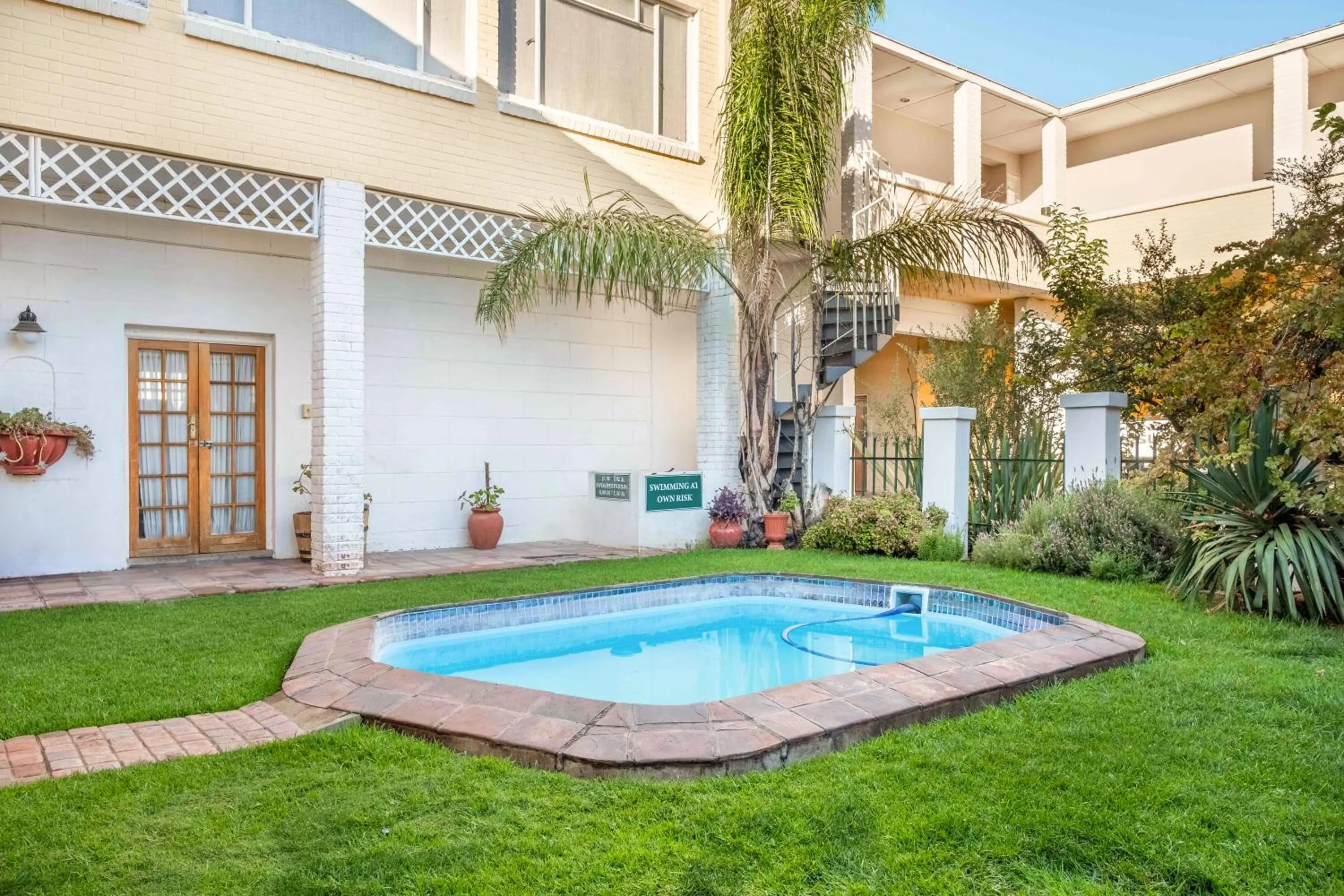 Pool view in Karoo Country Inn