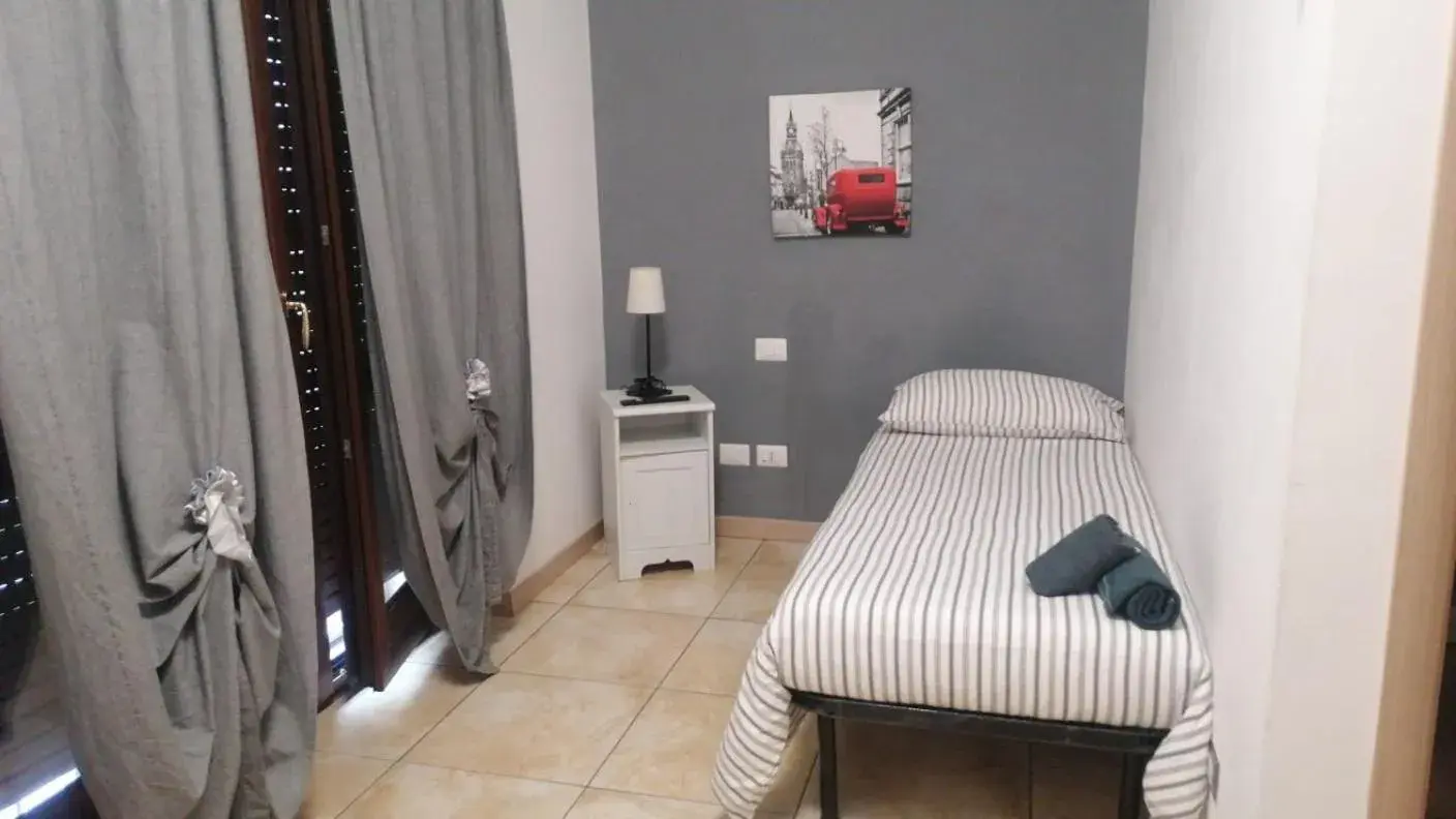 Shower, Bed in Marco E Laura Affittacamere al Vaticano Shower, Bed in Marco E Laura Affittacamere al Vaticano