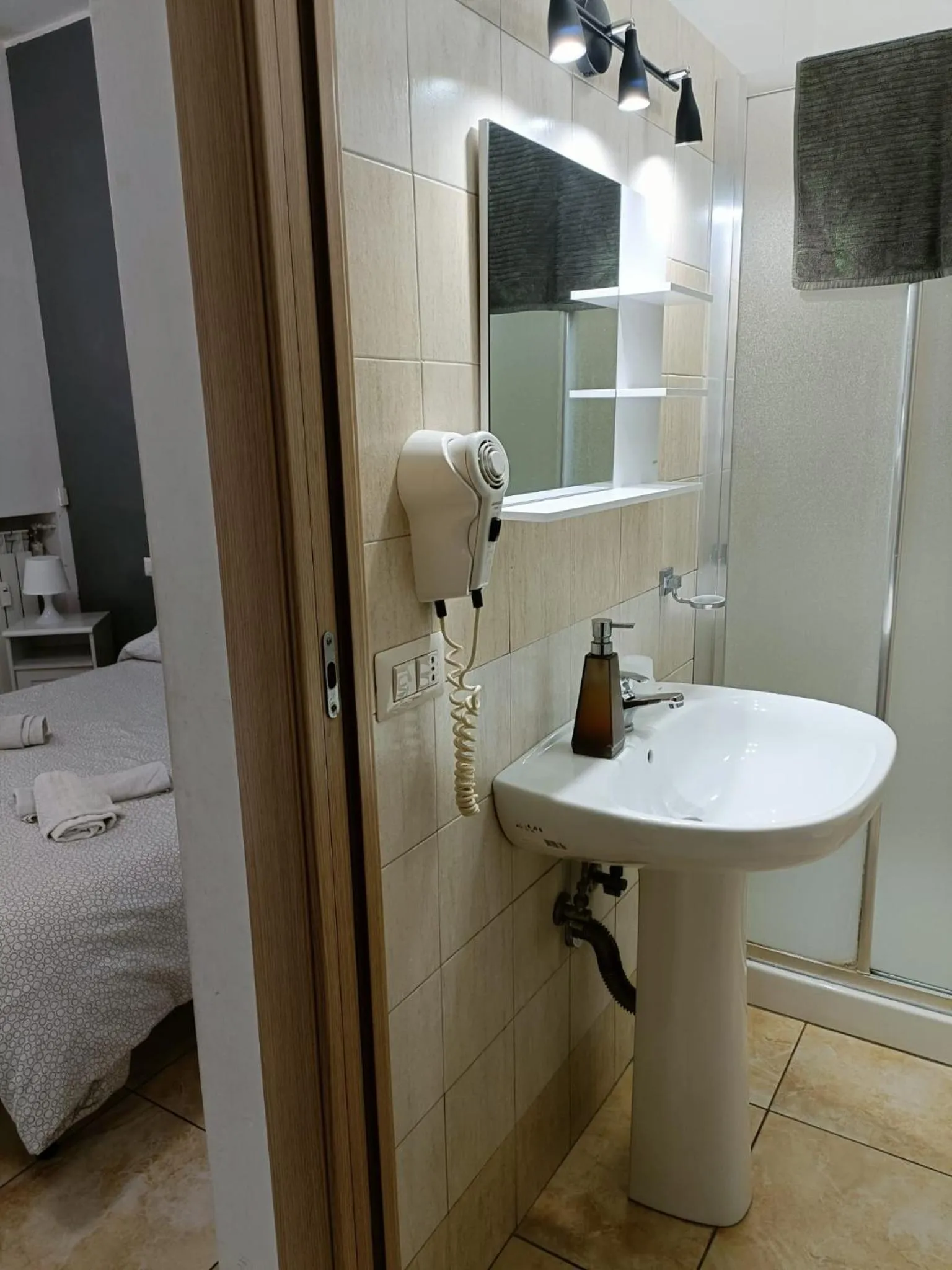 Shower in Marco E Laura Affittacamere al Vaticano