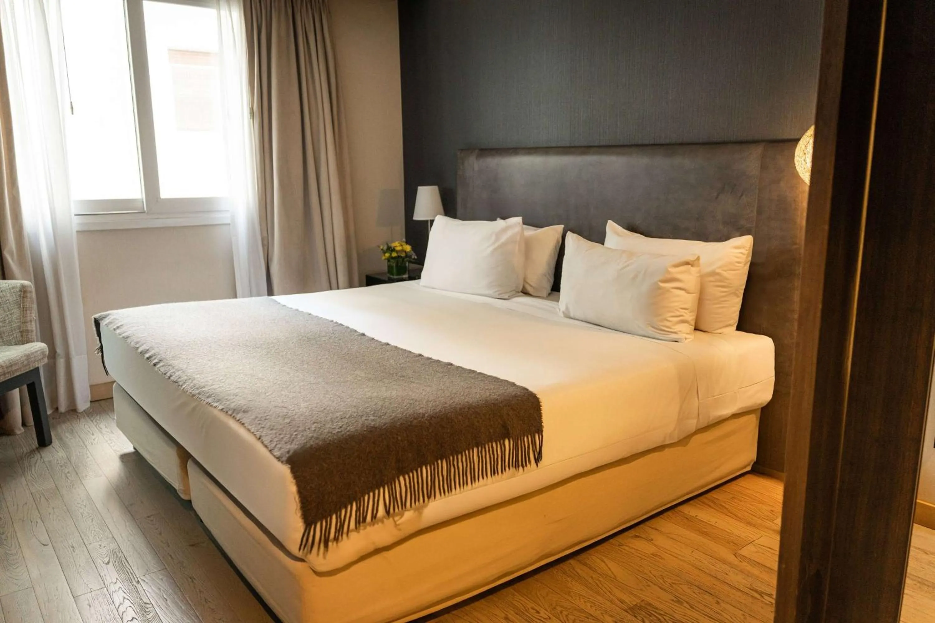 Photo of the whole room, Bed in Esplendor Plaza Francia