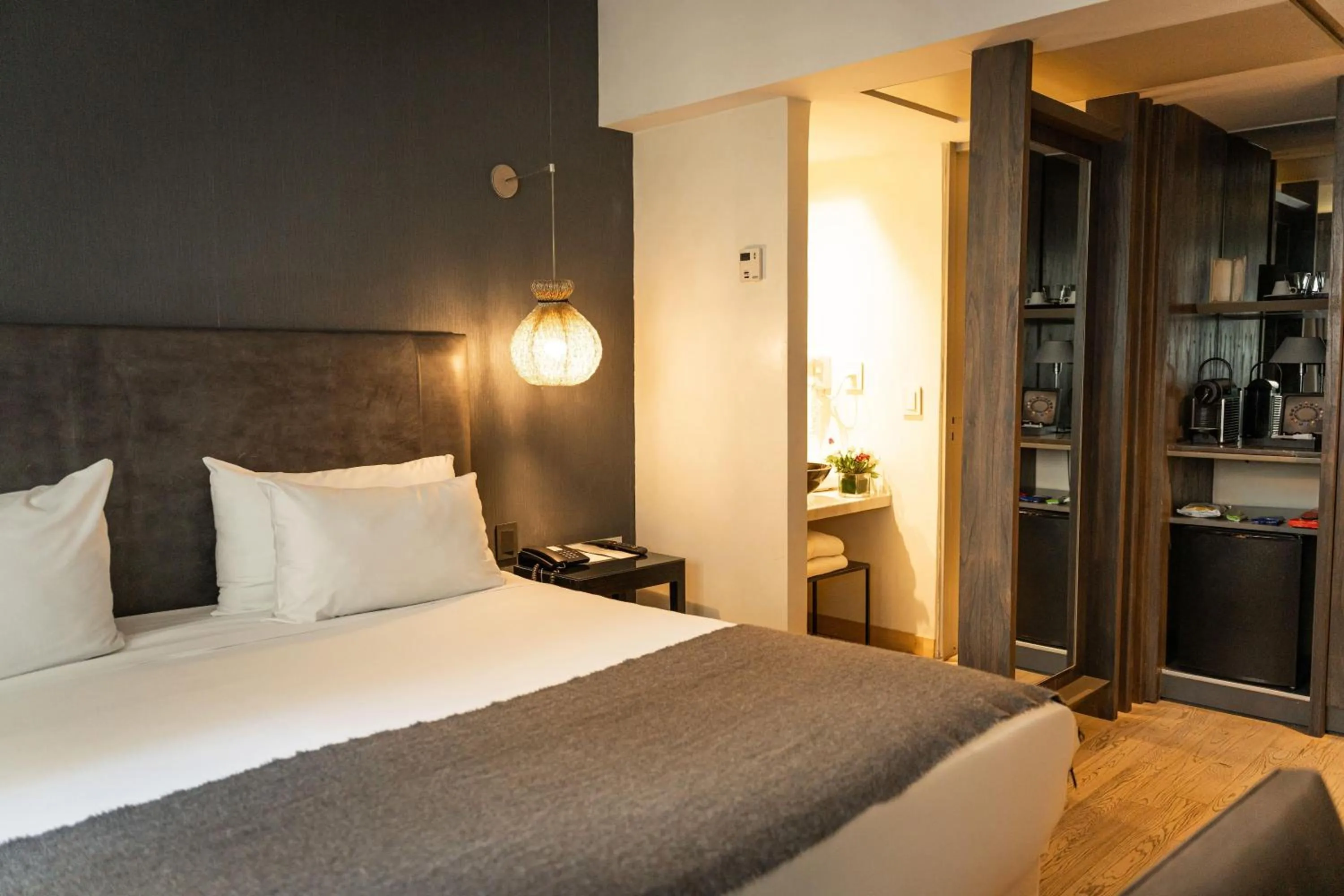 Photo of the whole room, Bed in Esplendor Plaza Francia