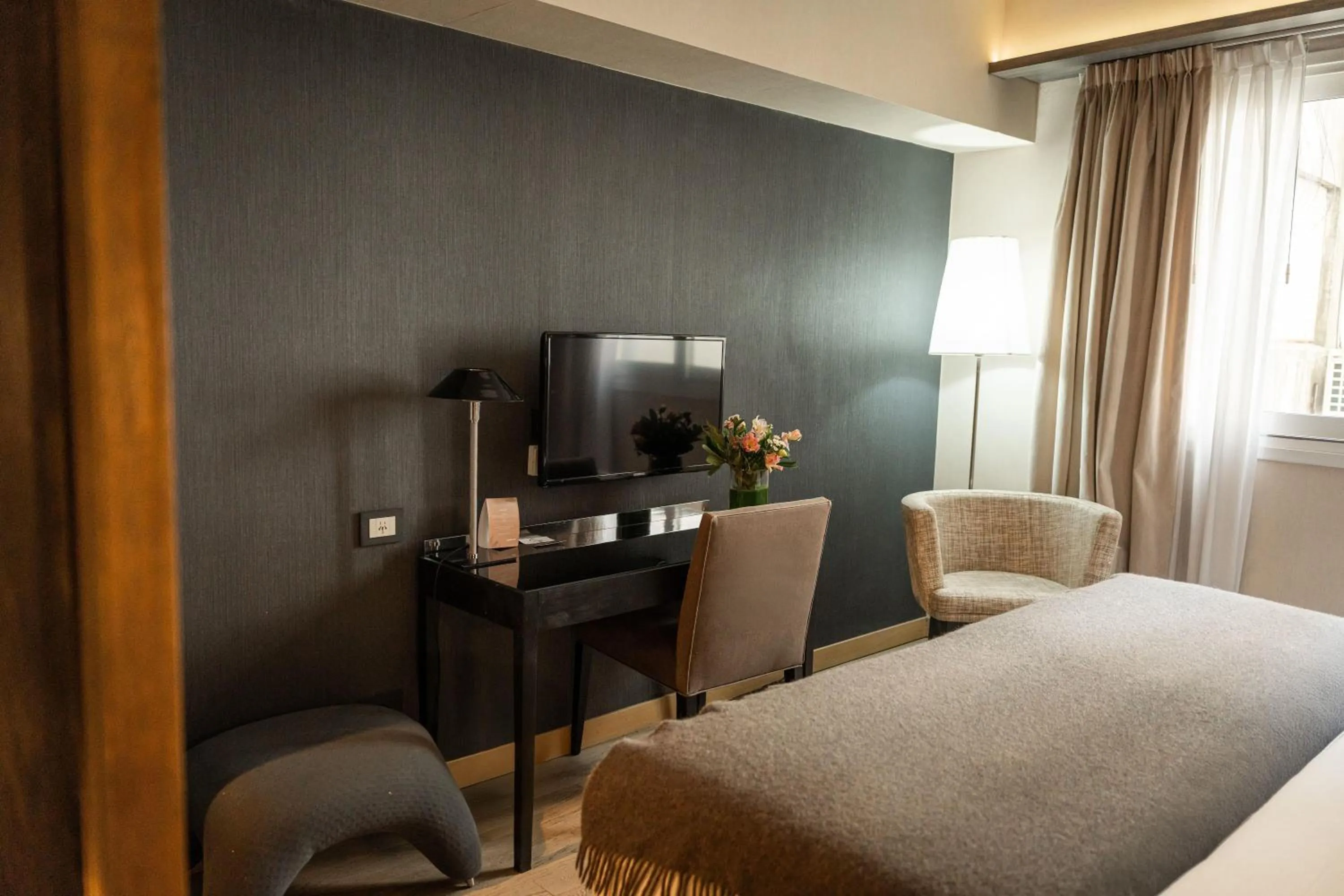 Photo of the whole room, Bed in Esplendor Plaza Francia