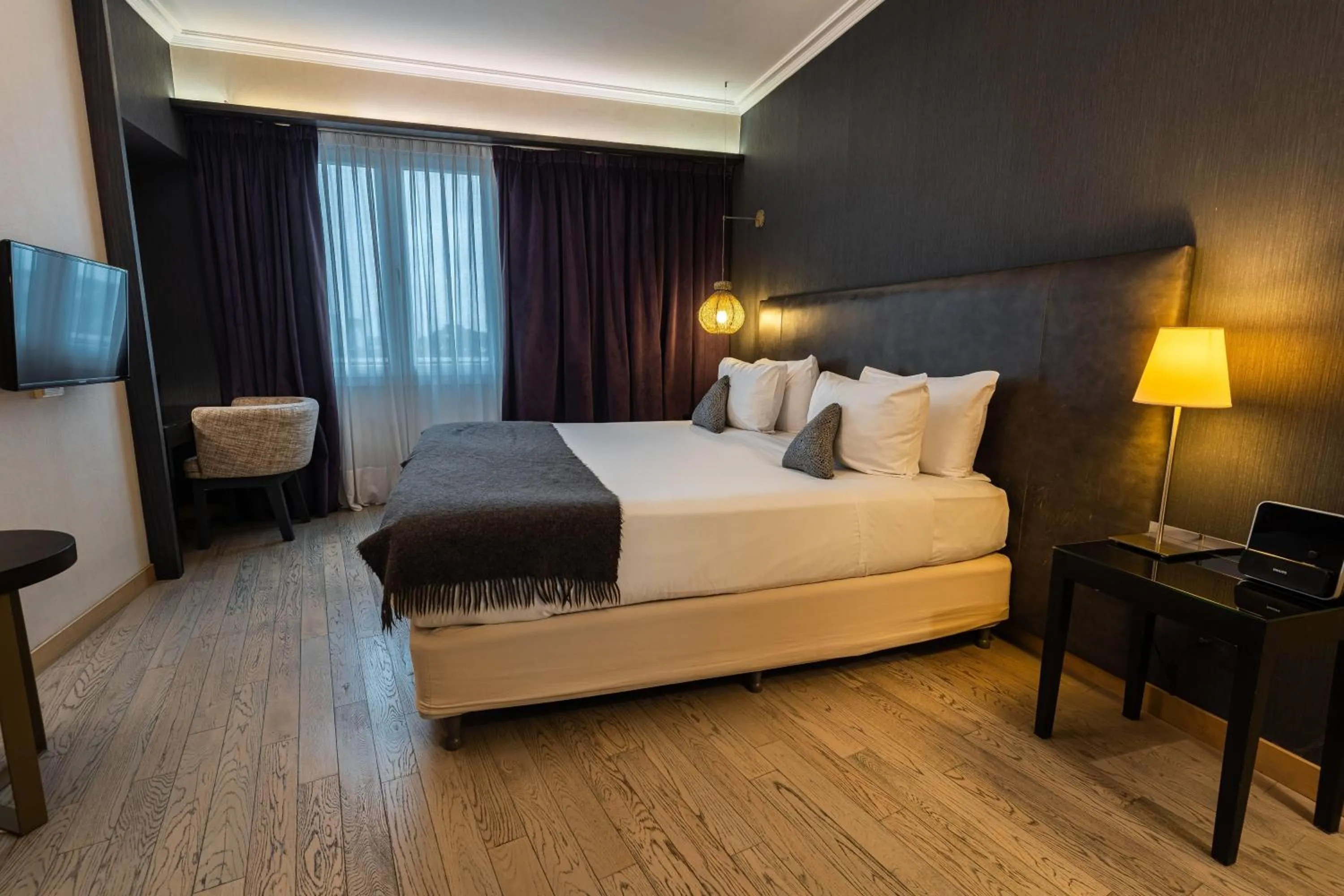 Photo of the whole room, Bed in Esplendor Plaza Francia