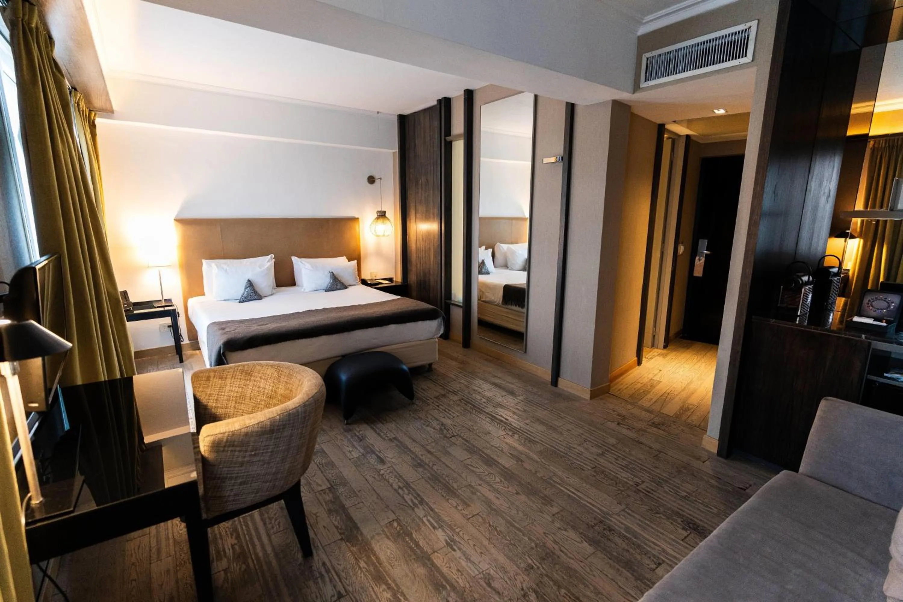 Photo of the whole room, Bed in Esplendor Plaza Francia