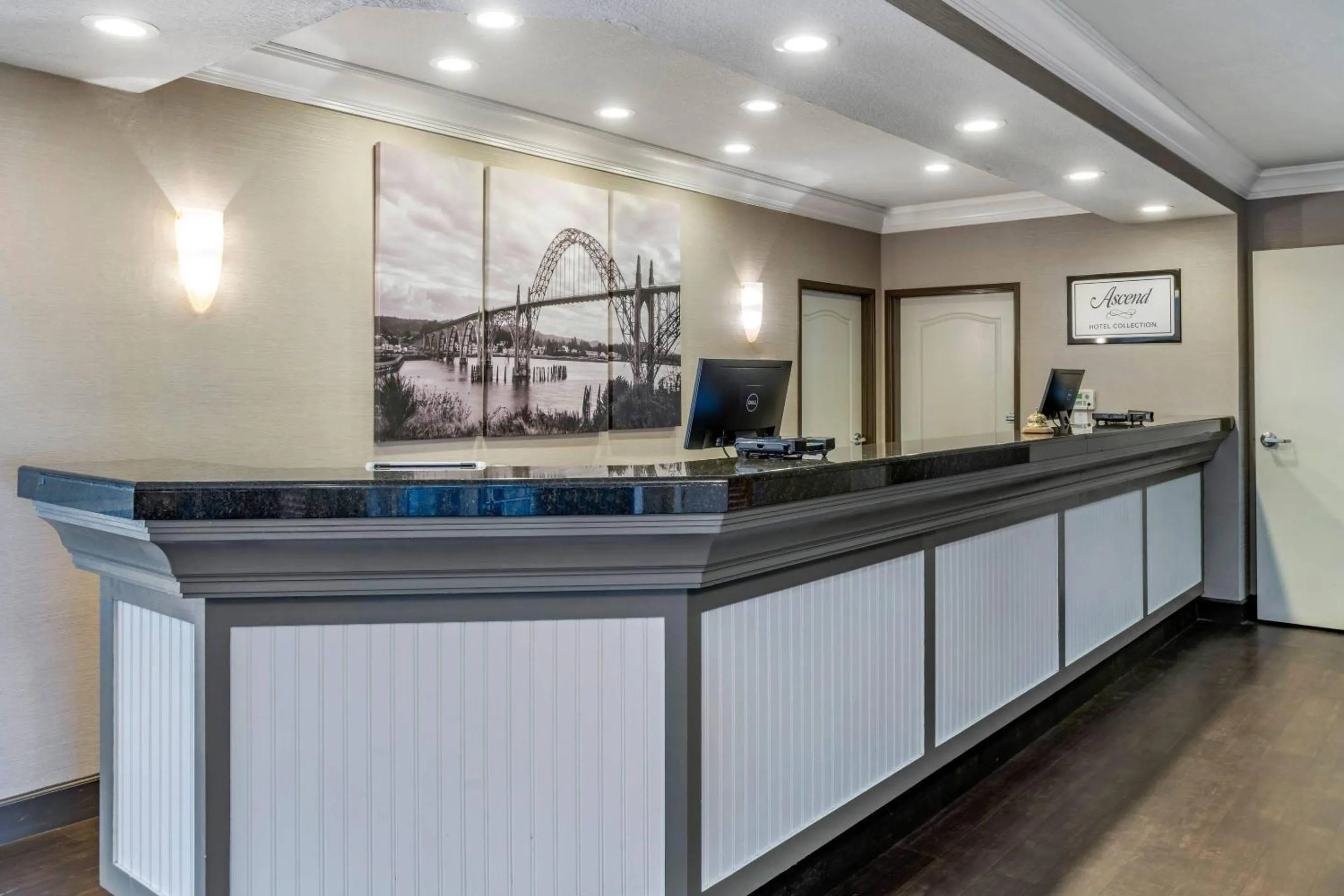 Lobby or reception in Elizabeth Oceanfront Suites, an Ascend Collection Hotel