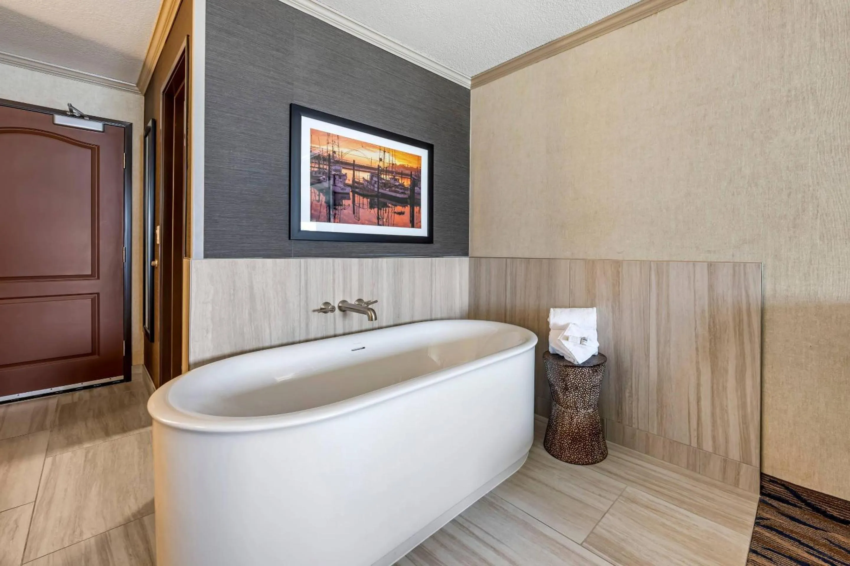 Bedroom in Elizabeth Oceanfront Suites, an Ascend Collection Hotel