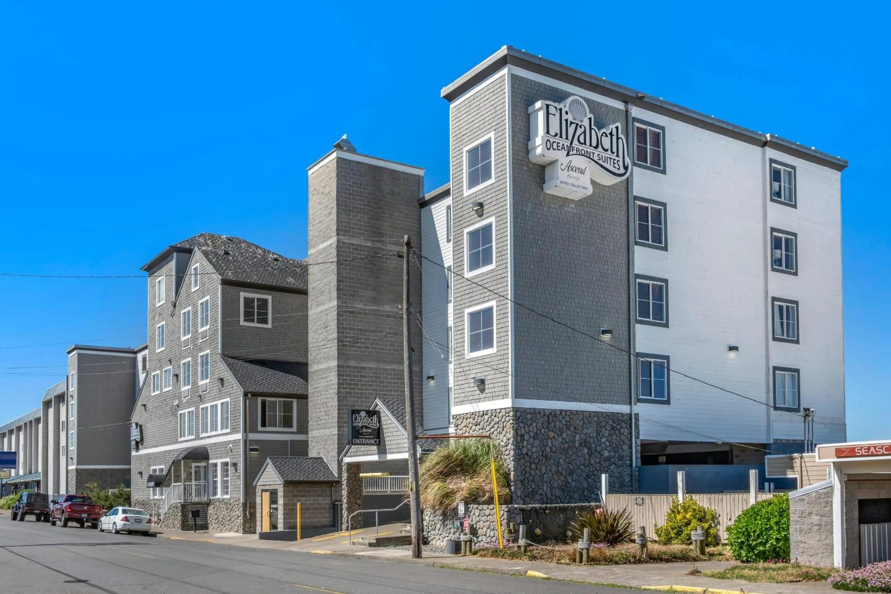 Property building in Elizabeth Oceanfront Suites, an Ascend Collection Hotel