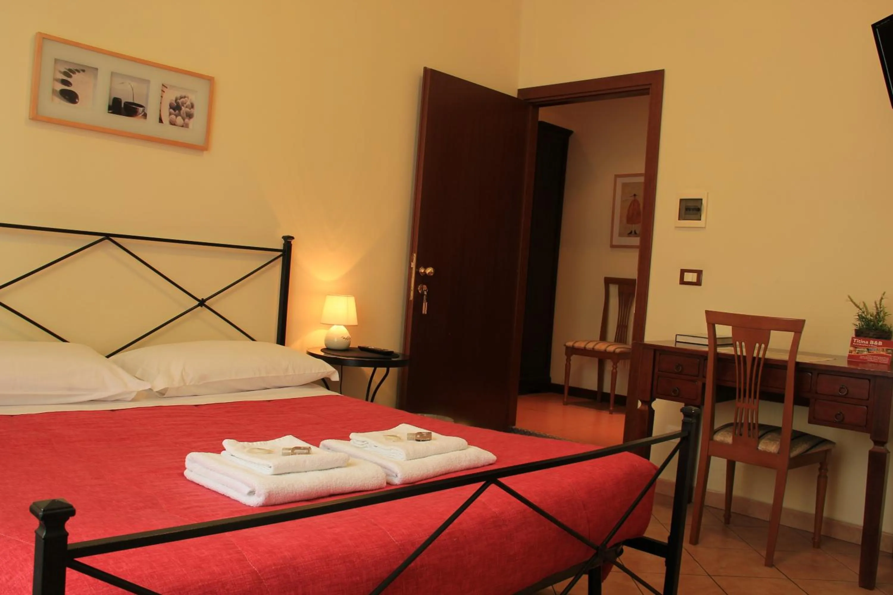 Photo of the whole room, Bed in Titina B&B