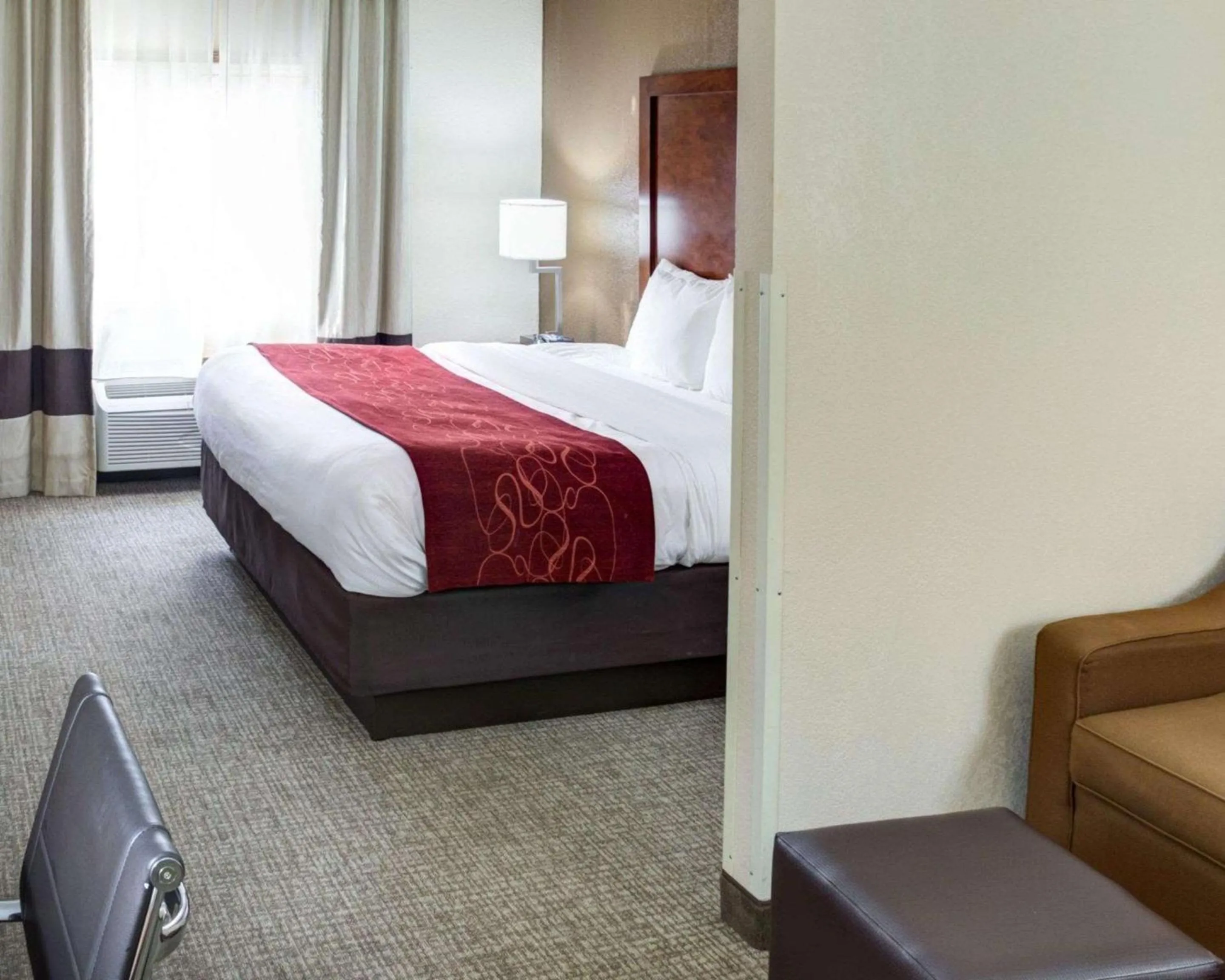 Bedroom, Bed in Comfort Suites Omaha Northwest