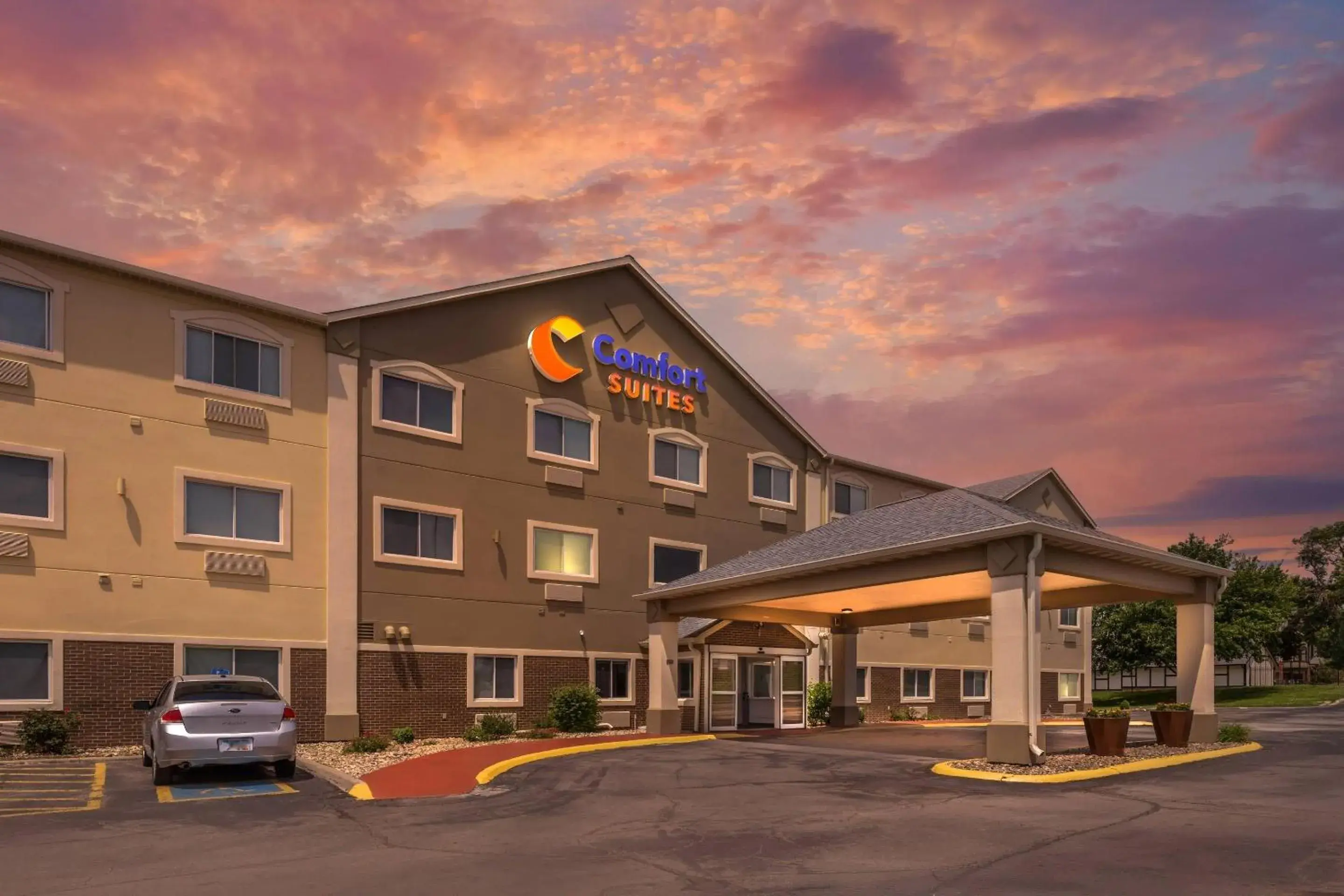 Property building in Comfort Suites Omaha Northwest Property building in Comfort Suites Omaha Northwest