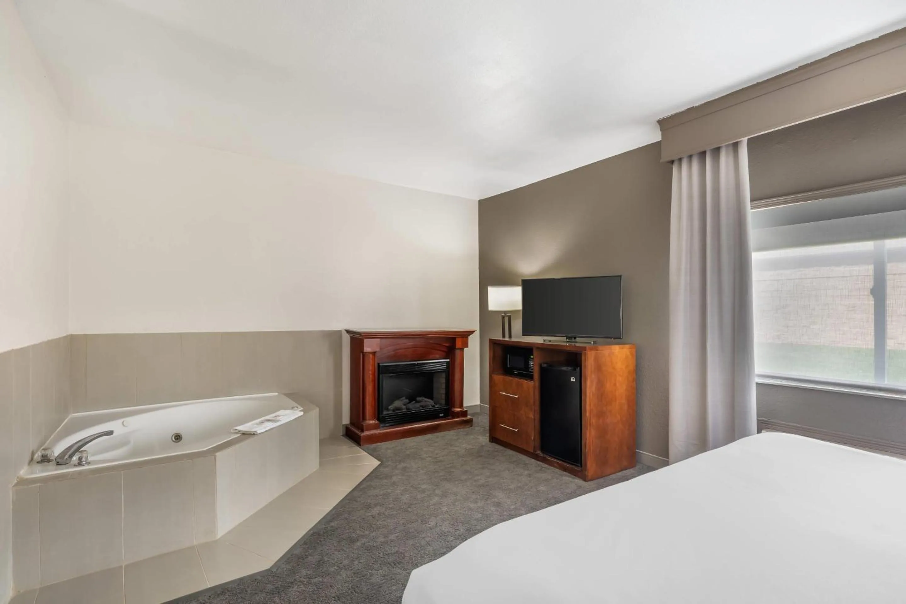 Bedroom, Bed in Comfort Suites Omaha Northwest