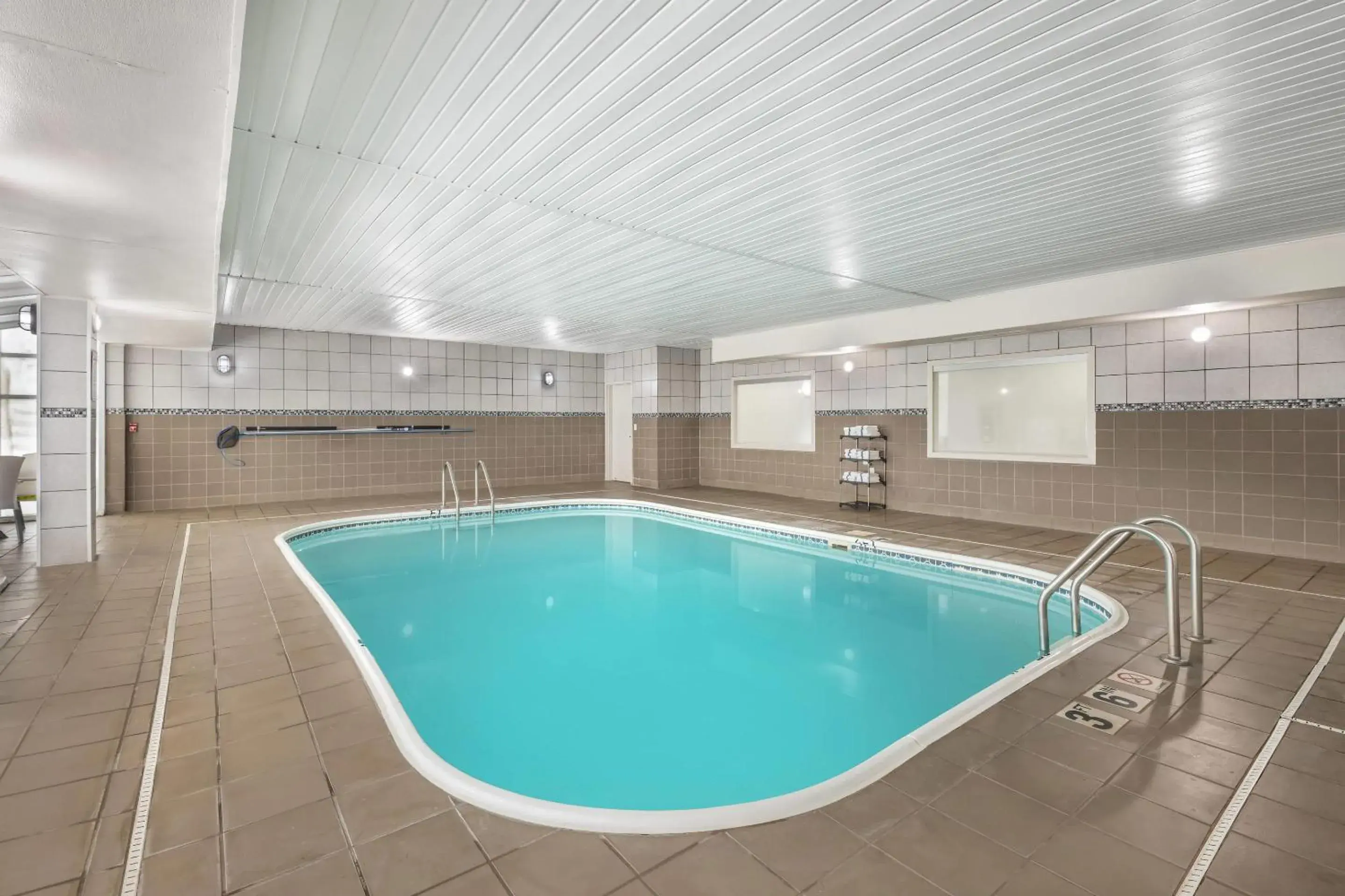 Swimming pool in Comfort Suites Omaha Northwest Swimming pool in Comfort Suites Omaha Northwest