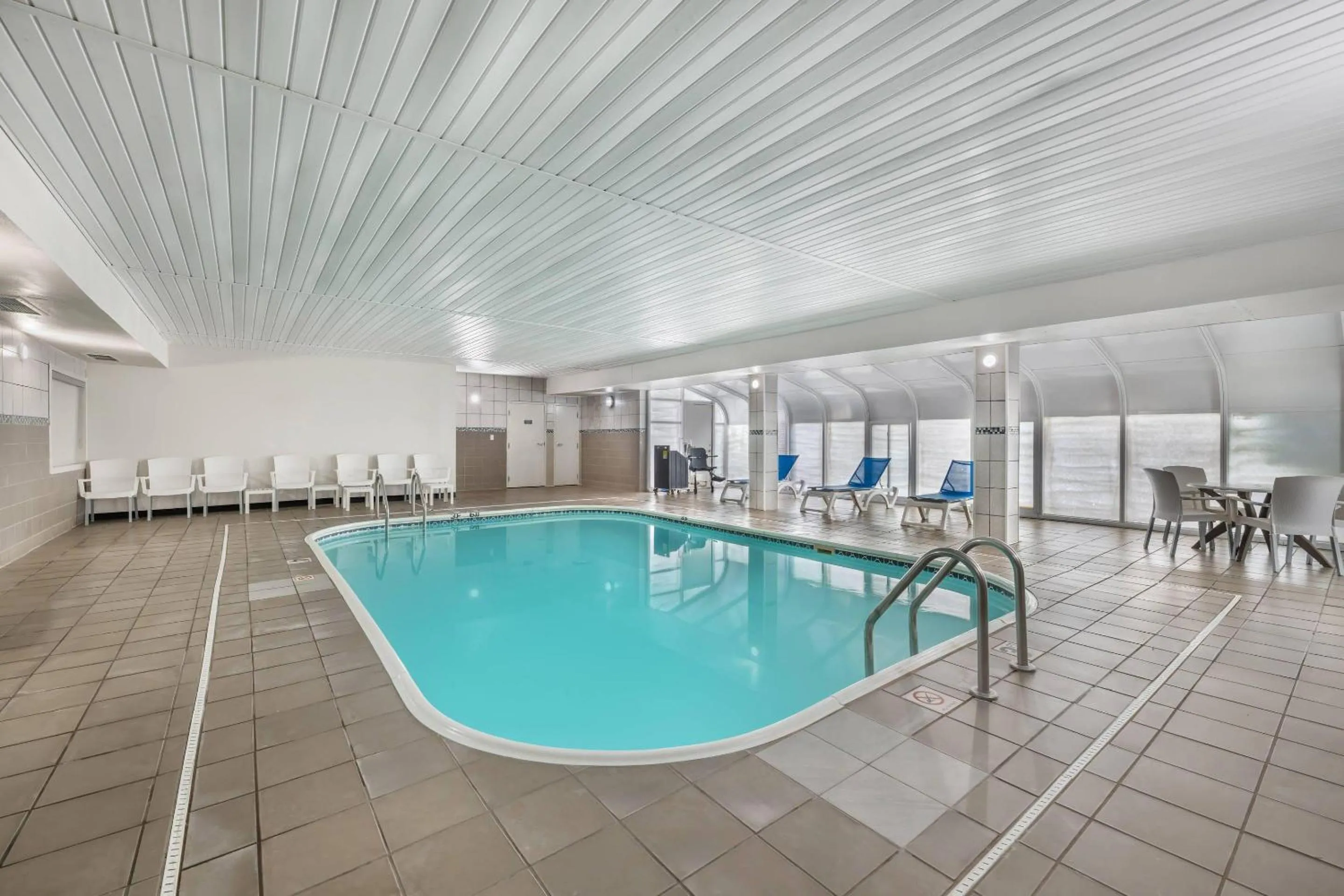 Swimming pool in Comfort Suites Omaha Northwest