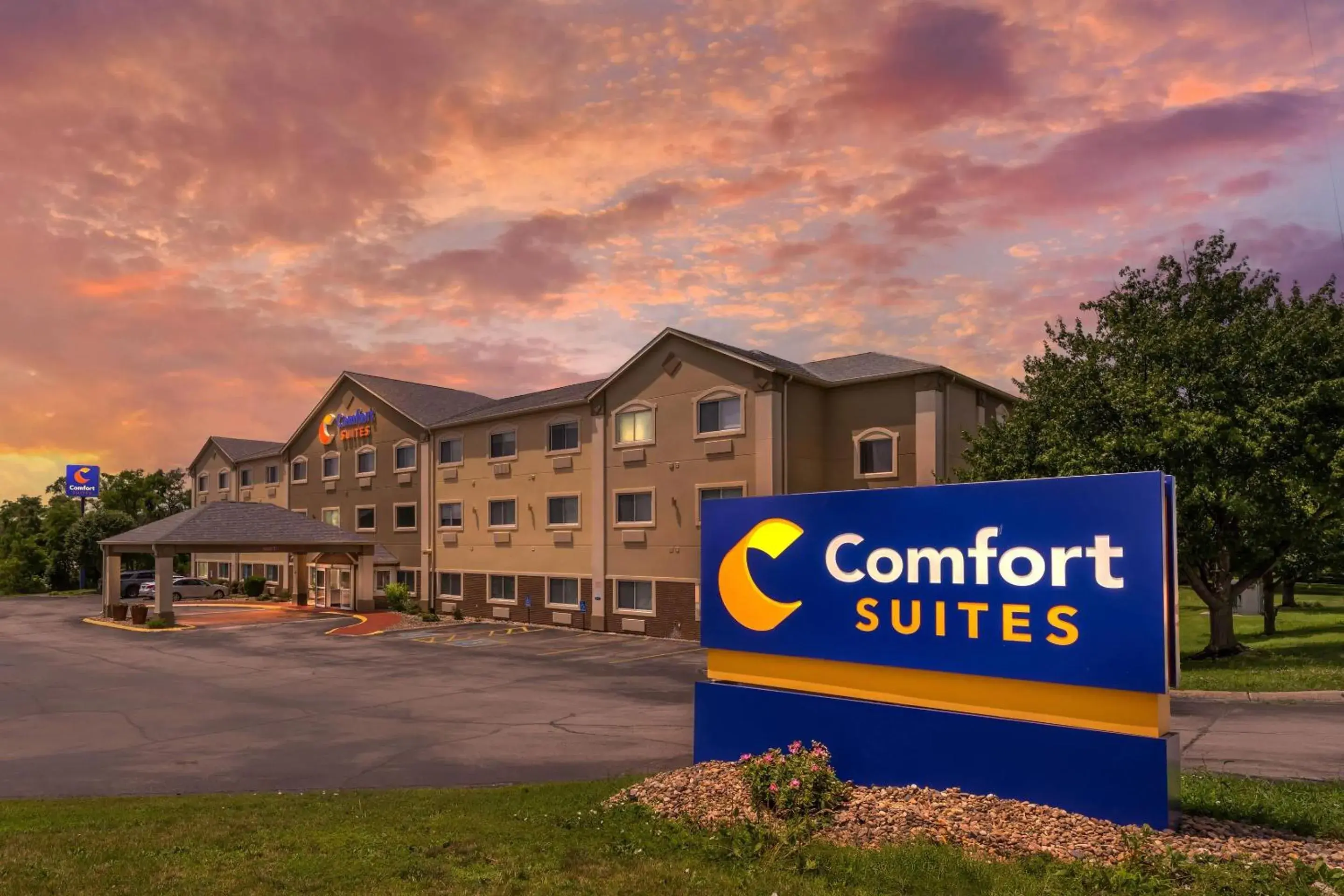 Property building in Comfort Suites Omaha Northwest Property building in Comfort Suites Omaha Northwest
