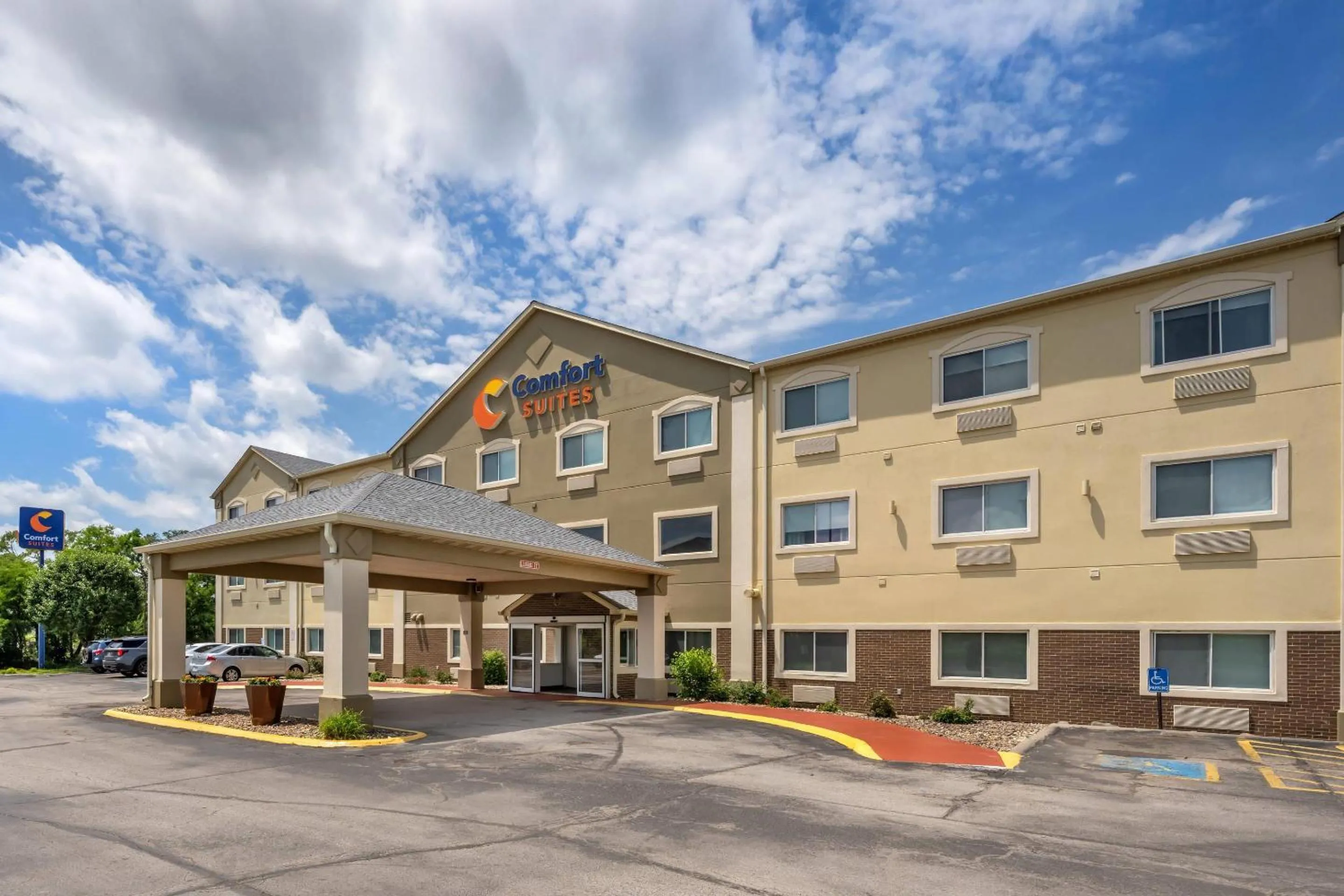 Property building in Comfort Suites Omaha Northwest