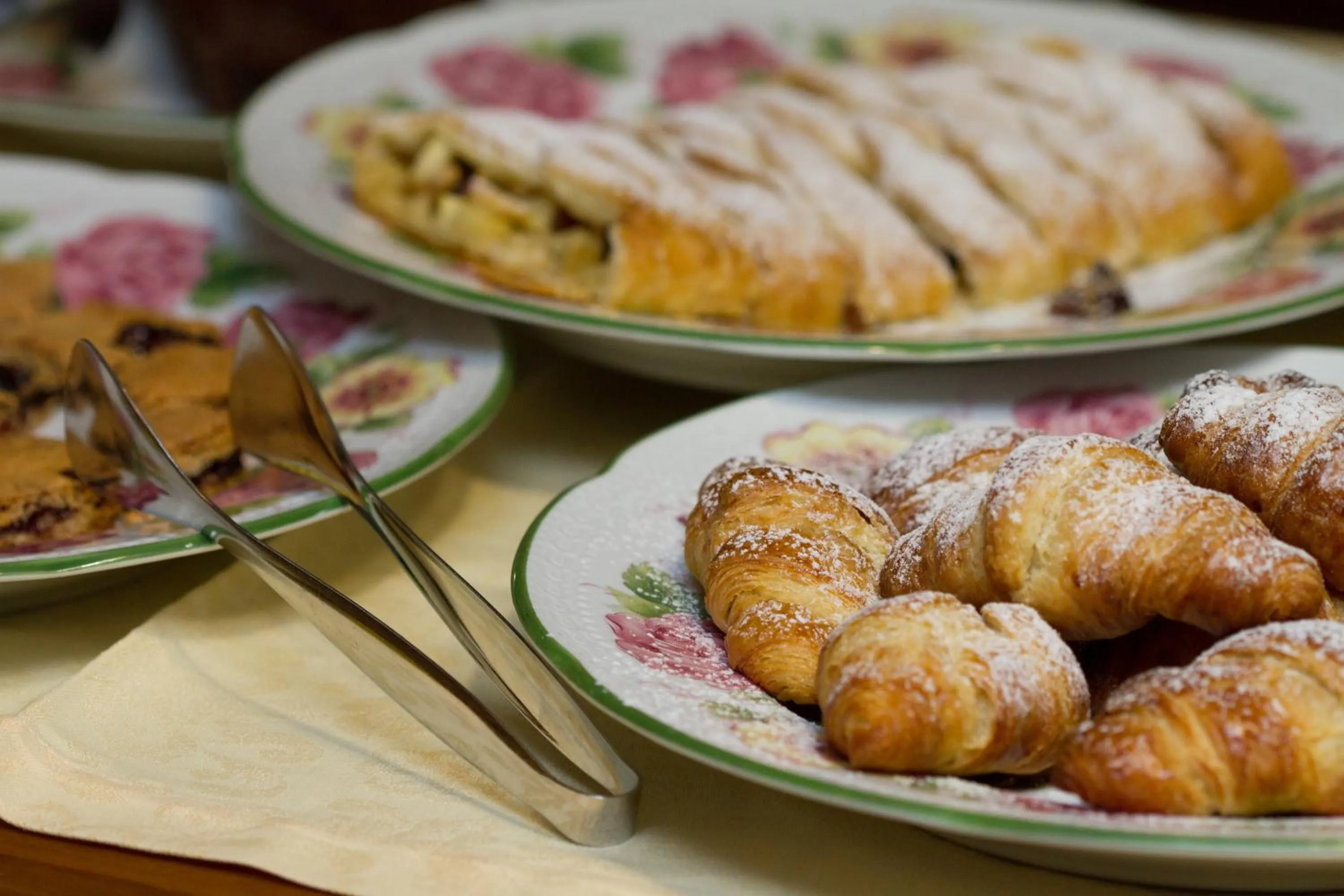 Buffet breakfast in Villa Orchidea