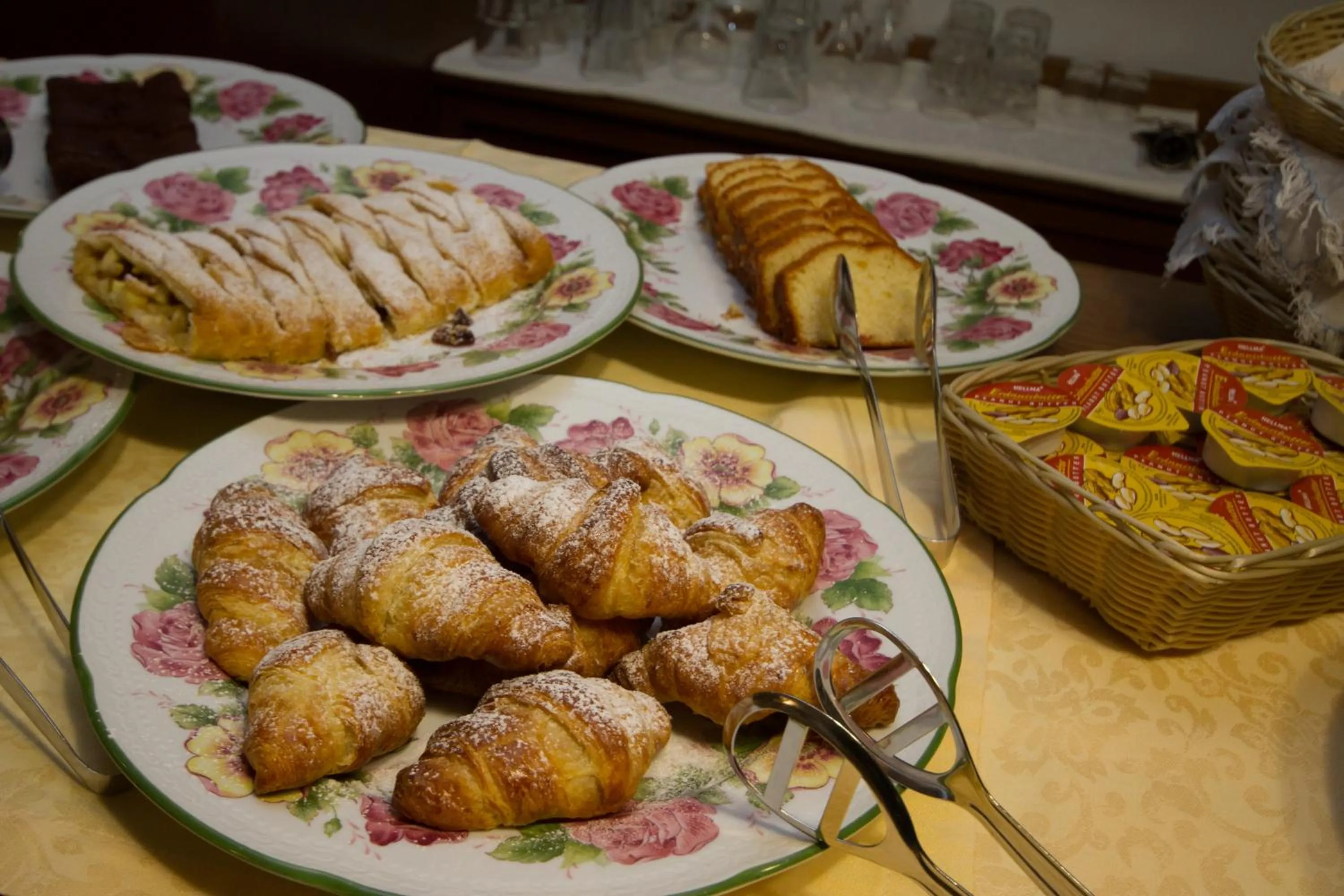 Buffet breakfast in Villa Orchidea